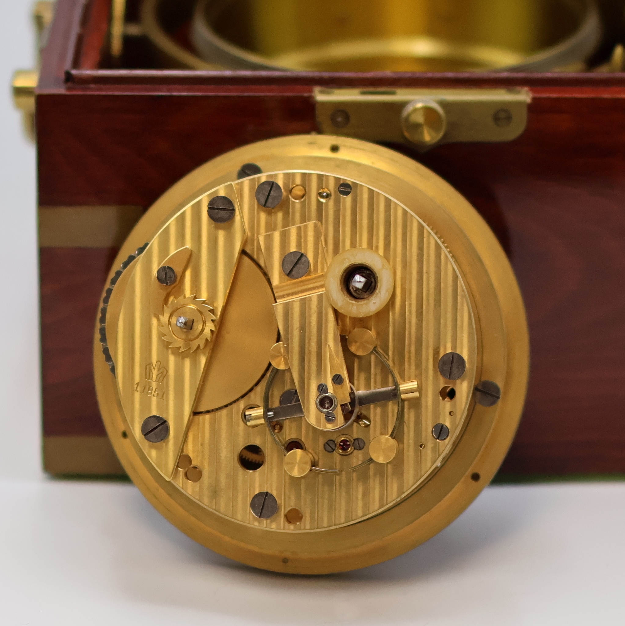 Detail f: POLJOT Marinechronometer mit Transportbox, UDSSR um 1977, 3-tlg. Holzkasten, 2-tlg. Überkasten m. Leder-Trageriemen, kardanisch aufgehängtes ...