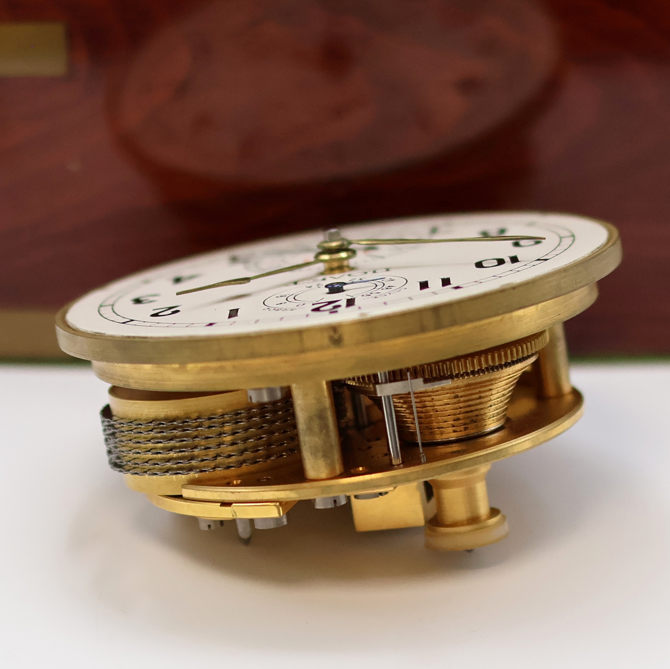 Detail g: POLJOT Marinechronometer mit Transportbox, UDSSR um 1977, 3-tlg. Holzkasten, 2-tlg. Überkasten m. Leder-Trageriemen, kardanisch aufgehängtes ...