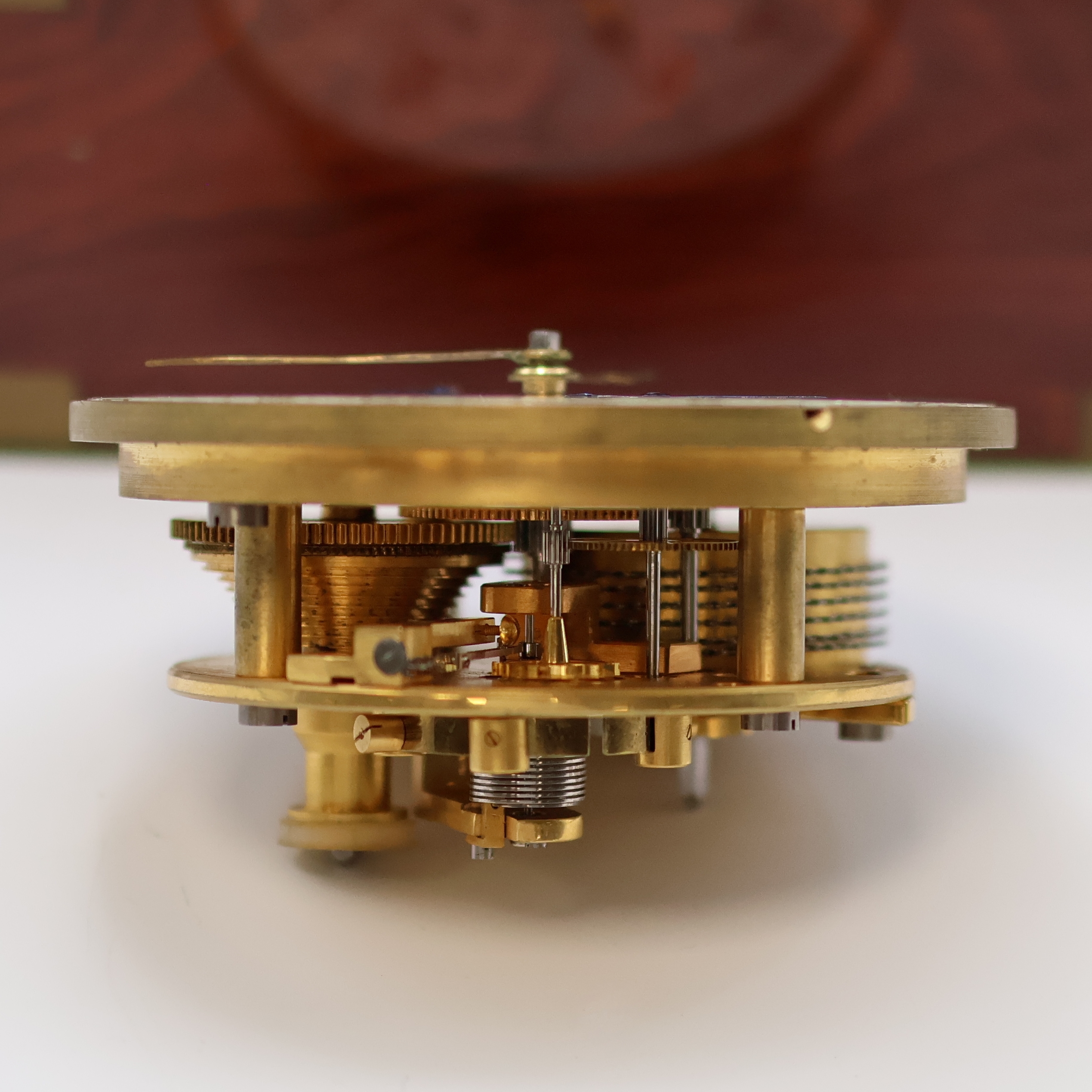 Detail h: POLJOT Marinechronometer mit Transportbox, UDSSR um 1977, 3-tlg. Holzkasten, 2-tlg. Überkasten m. Leder-Trageriemen, kardanisch aufgehängtes ...