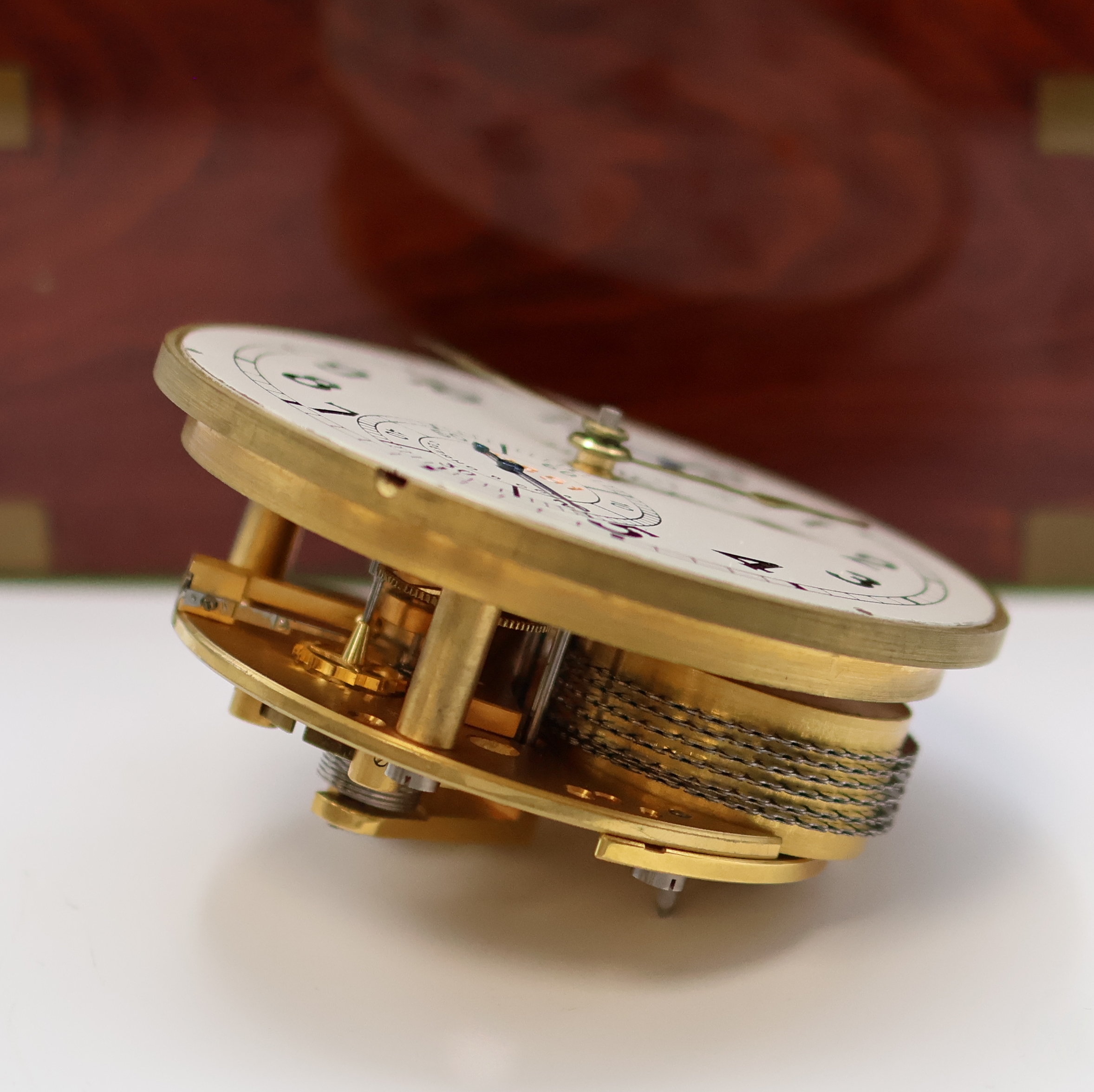 Detail i: POLJOT Marinechronometer mit Transportbox, UDSSR um 1977, 3-tlg. Holzkasten, 2-tlg. Überkasten m. Leder-Trageriemen, kardanisch aufgehängtes ...