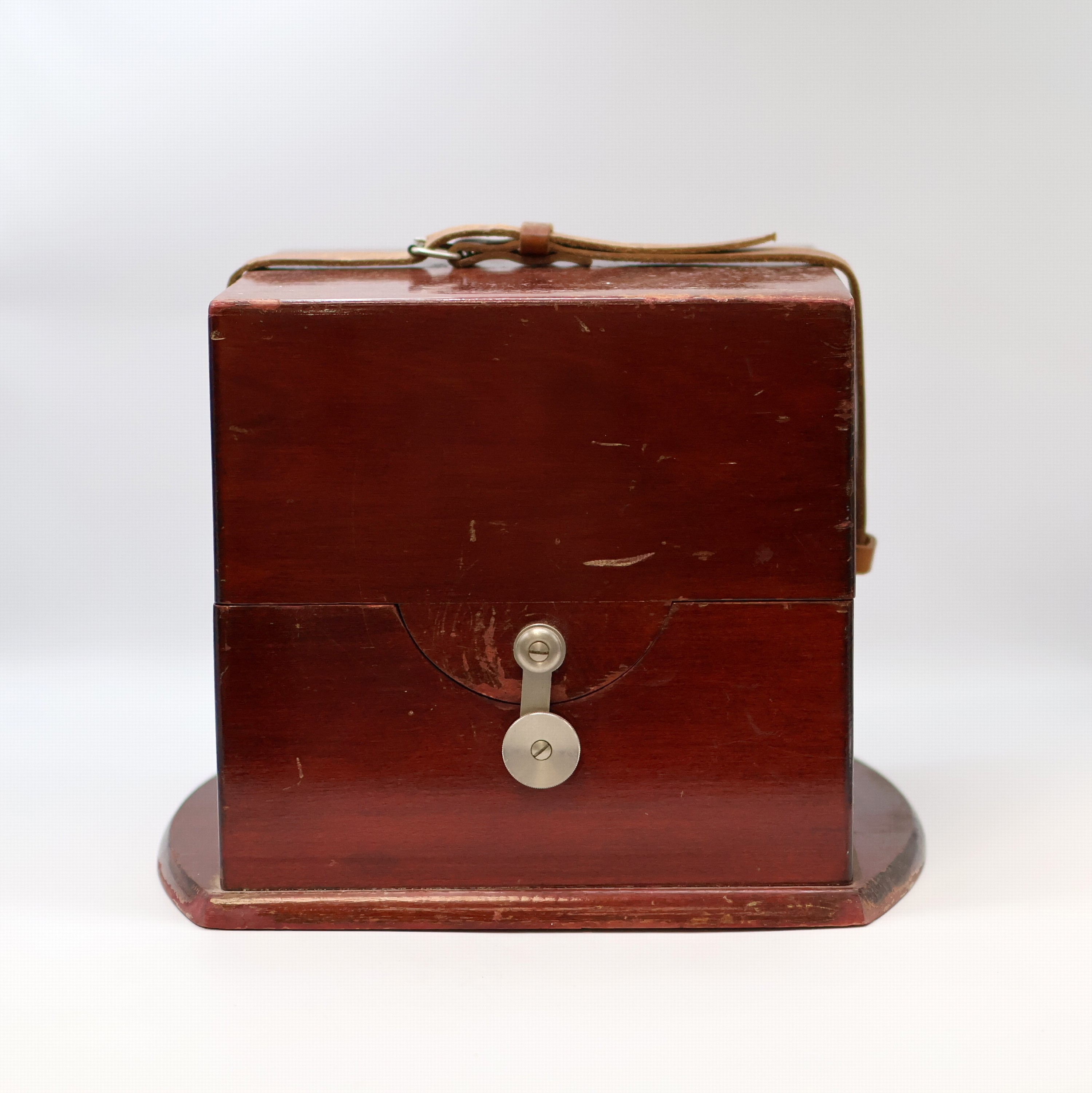 Detail j: POLJOT Marinechronometer mit Transportbox, UDSSR um 1977, 3-tlg. Holzkasten, 2-tlg. Überkasten m. Leder-Trageriemen, kardanisch aufgehängtes ...