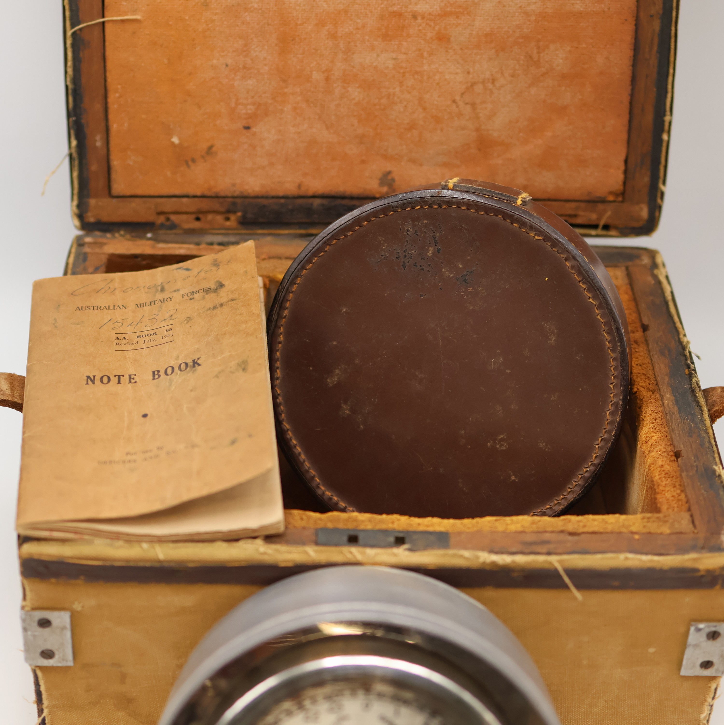 Detail a: THOMAS MERCER Vermessungschronometer der Australien Military Forces in original Box, England um 1940, Aluminium-Geh. m. Anschluss f. Elektrokontakt, ...