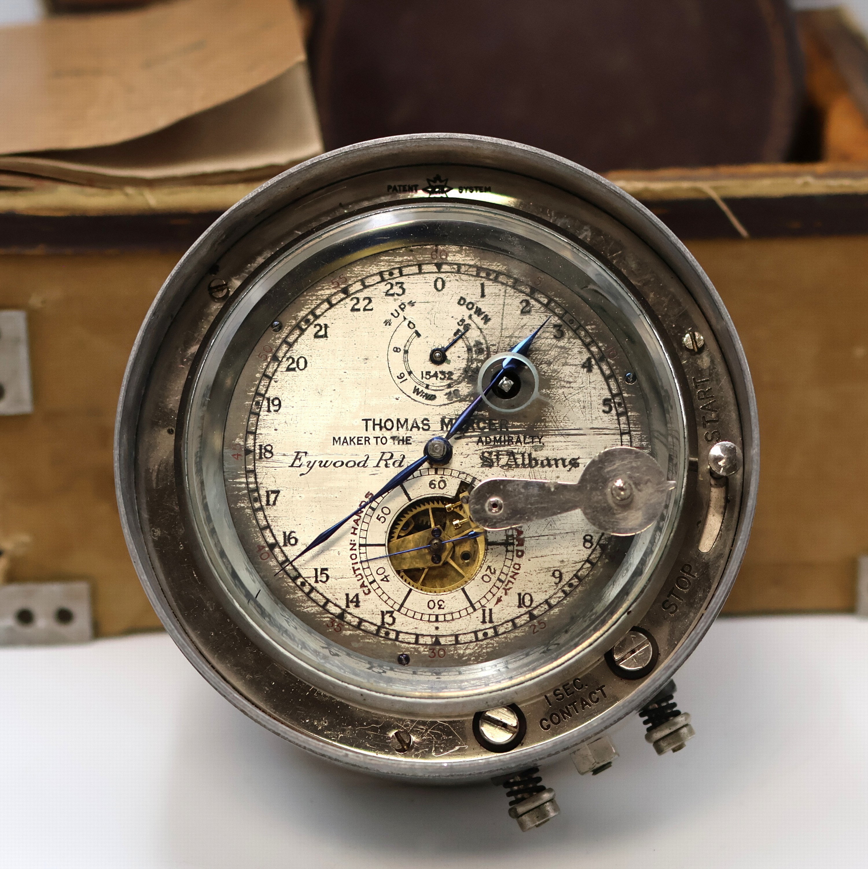 Detail b: THOMAS MERCER Vermessungschronometer der Australien Military Forces in original Box, England um 1940, Aluminium-Geh. m. Anschluss f. Elektrokontakt, ...