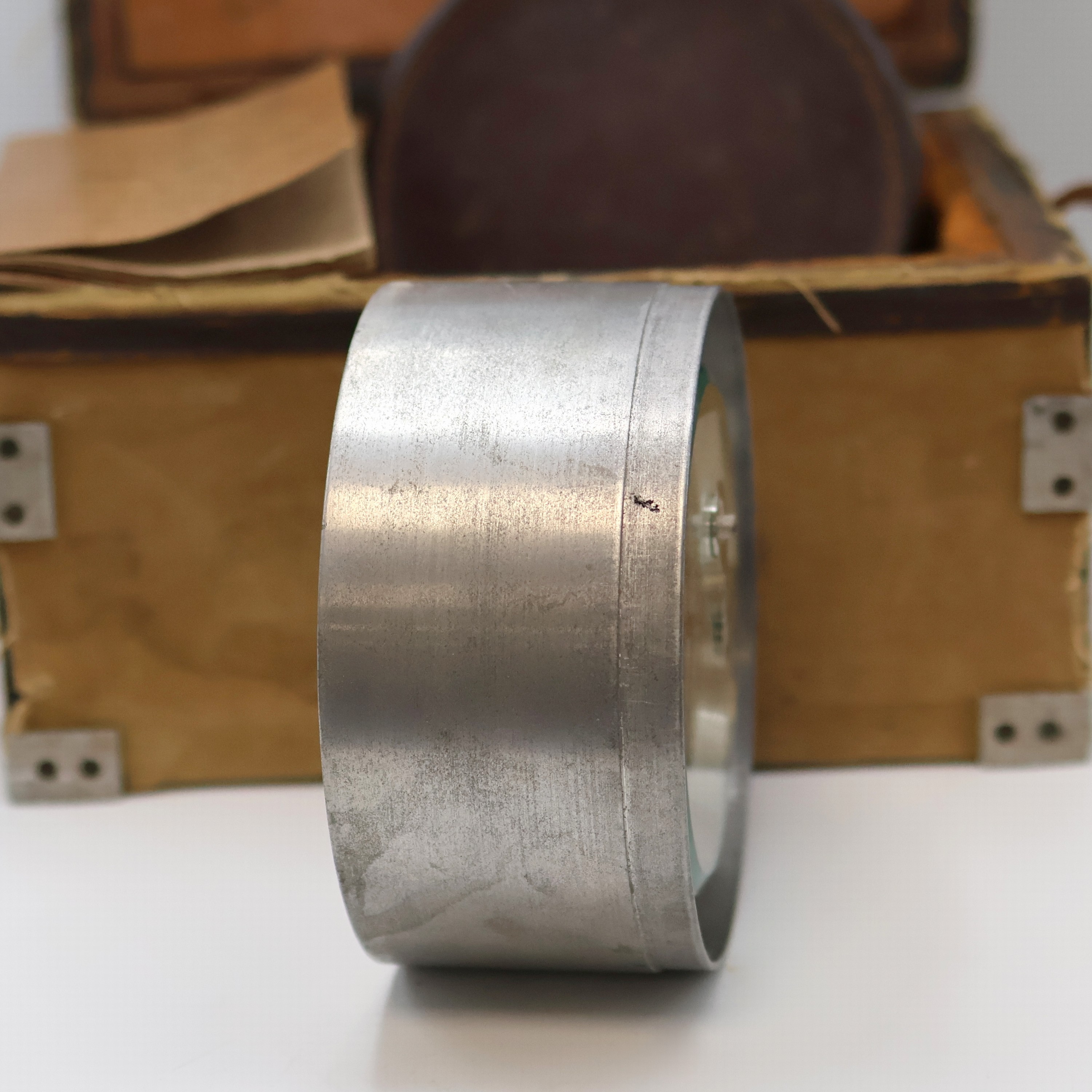Detail c: THOMAS MERCER Vermessungschronometer der Australien Military Forces in original Box, England um 1940, Aluminium-Geh. m. Anschluss f. Elektrokontakt, ...
