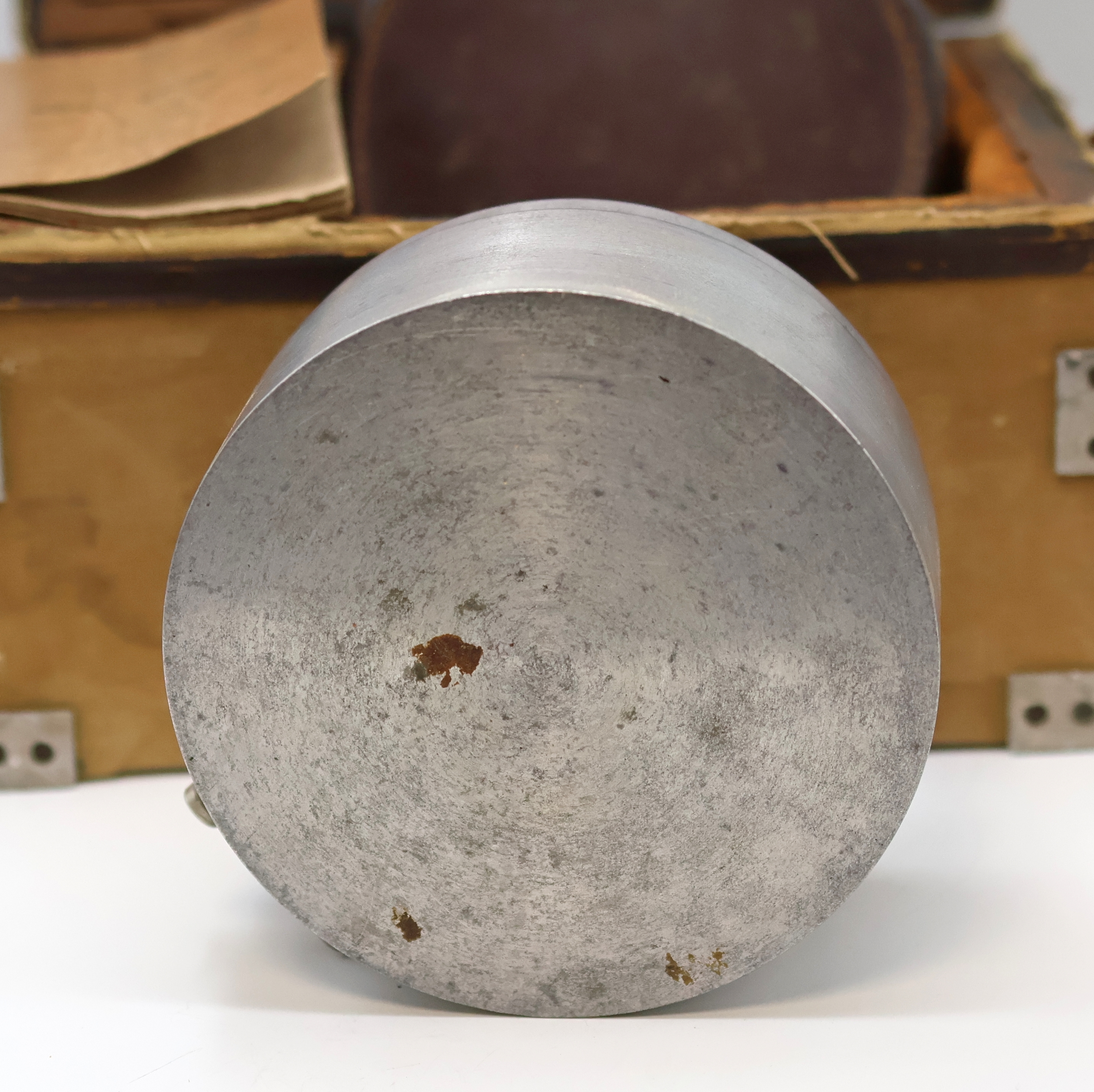 Detail d: THOMAS MERCER Vermessungschronometer der Australien Military Forces in original Box, England um 1940, Aluminium-Geh. m. Anschluss f. Elektrokontakt, ...