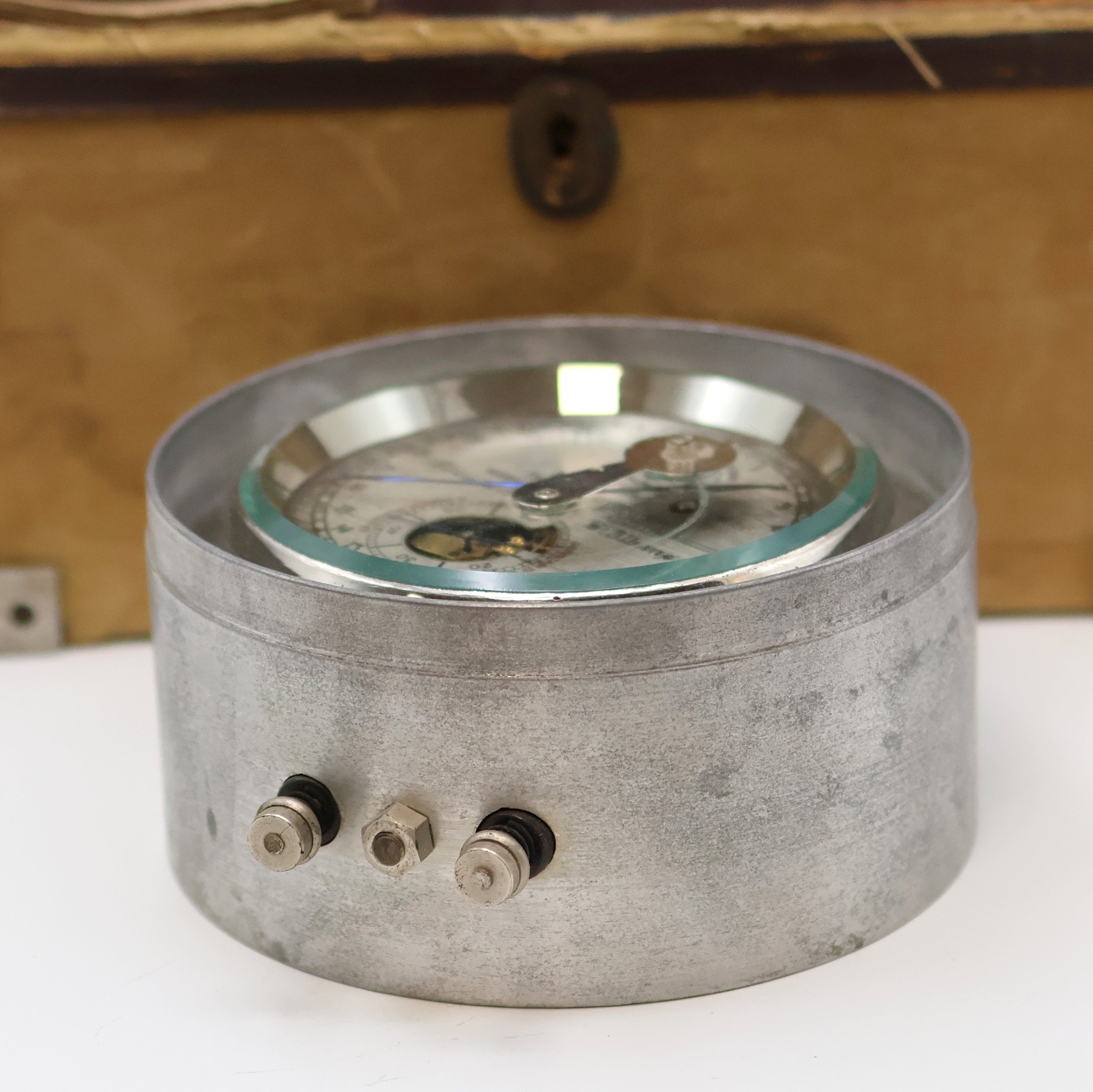 Detail e: THOMAS MERCER Vermessungschronometer der Australien Military Forces in original Box, England um 1940, Aluminium-Geh. m. Anschluss f. Elektrokontakt, ...