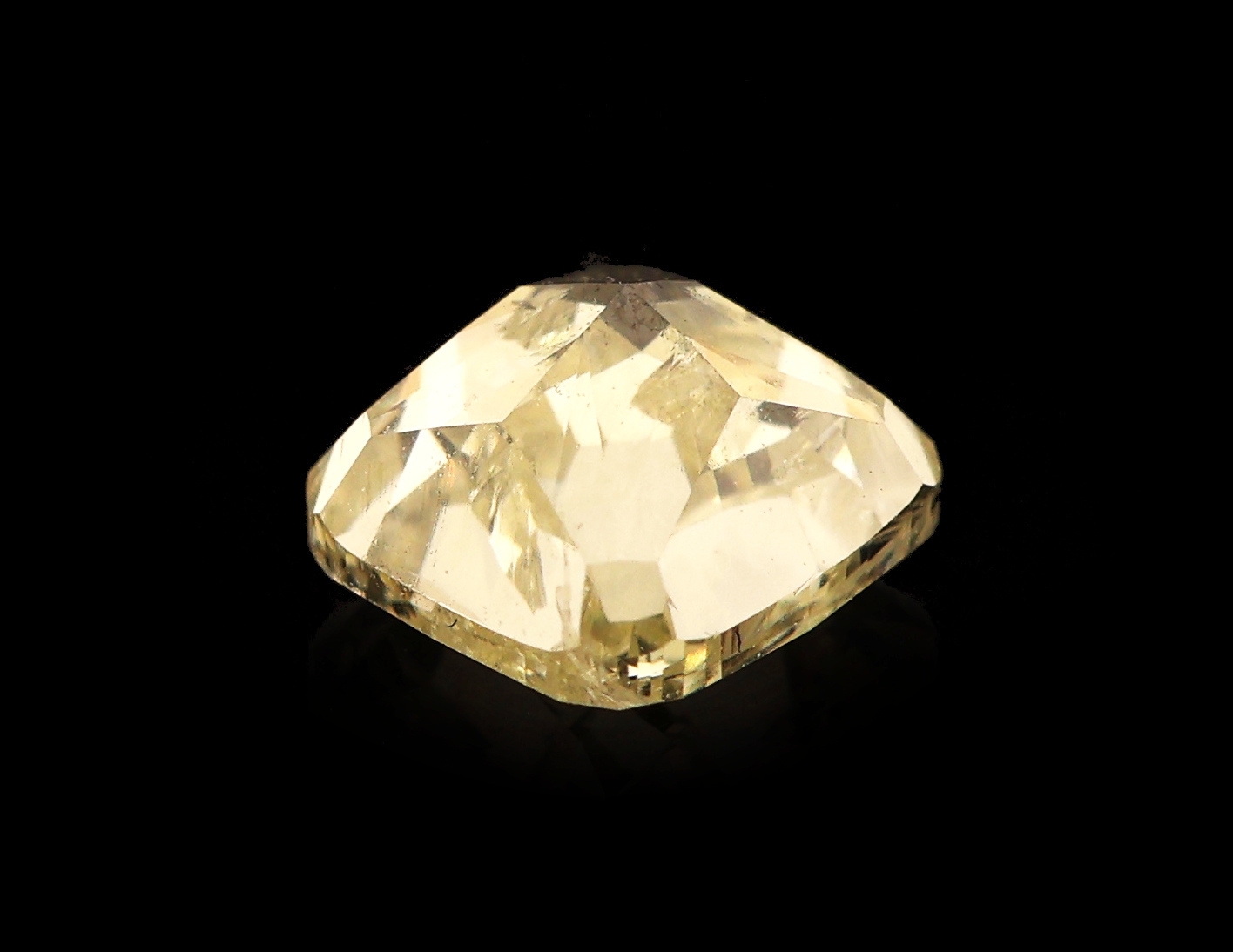 Detail b: Loser Diamant 0.72 ct Natural Fancy light Yellow, modified square cushion cut, IGI Zertifikat