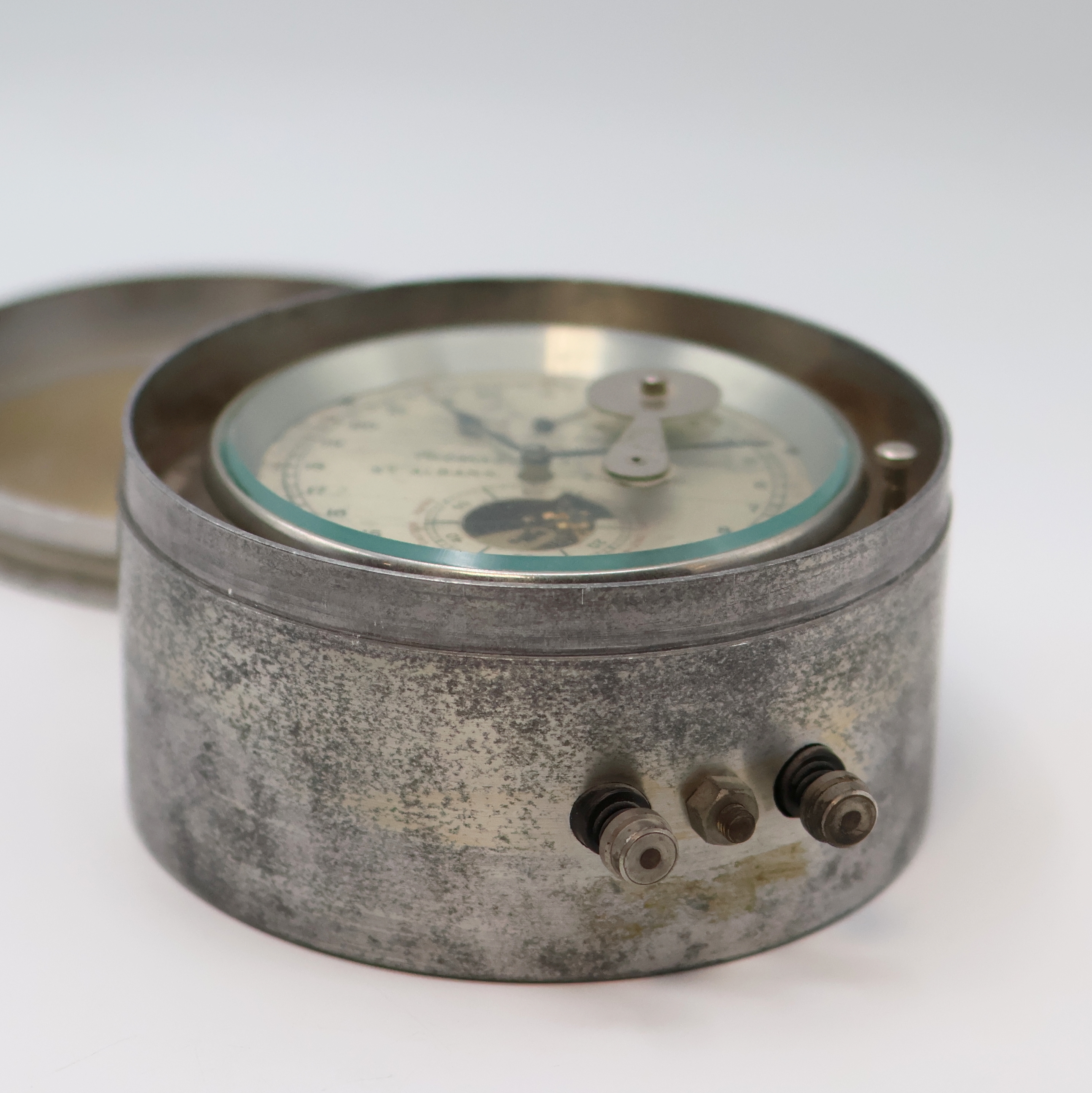 Detail b: THOMAS MERCER Vermessungschronometer in Aluminium Gehäuse, England um 1945, 2-tlg. Geh., seitl. anges. Kontakt-Anschlüsse, einges. Werk m. ...