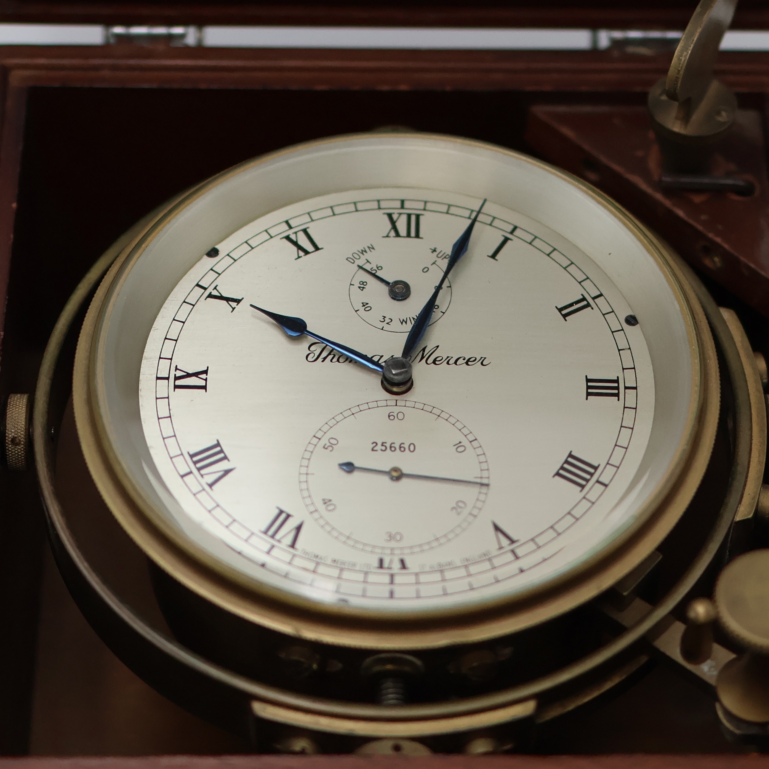 Detail a: THOMAS MERCER Marinechronometer mit Transportbox, England um 1950, vergl., 2- tlg. Holzkasten, Transportbox m. Leder- Trageriemen, kardanisch ...