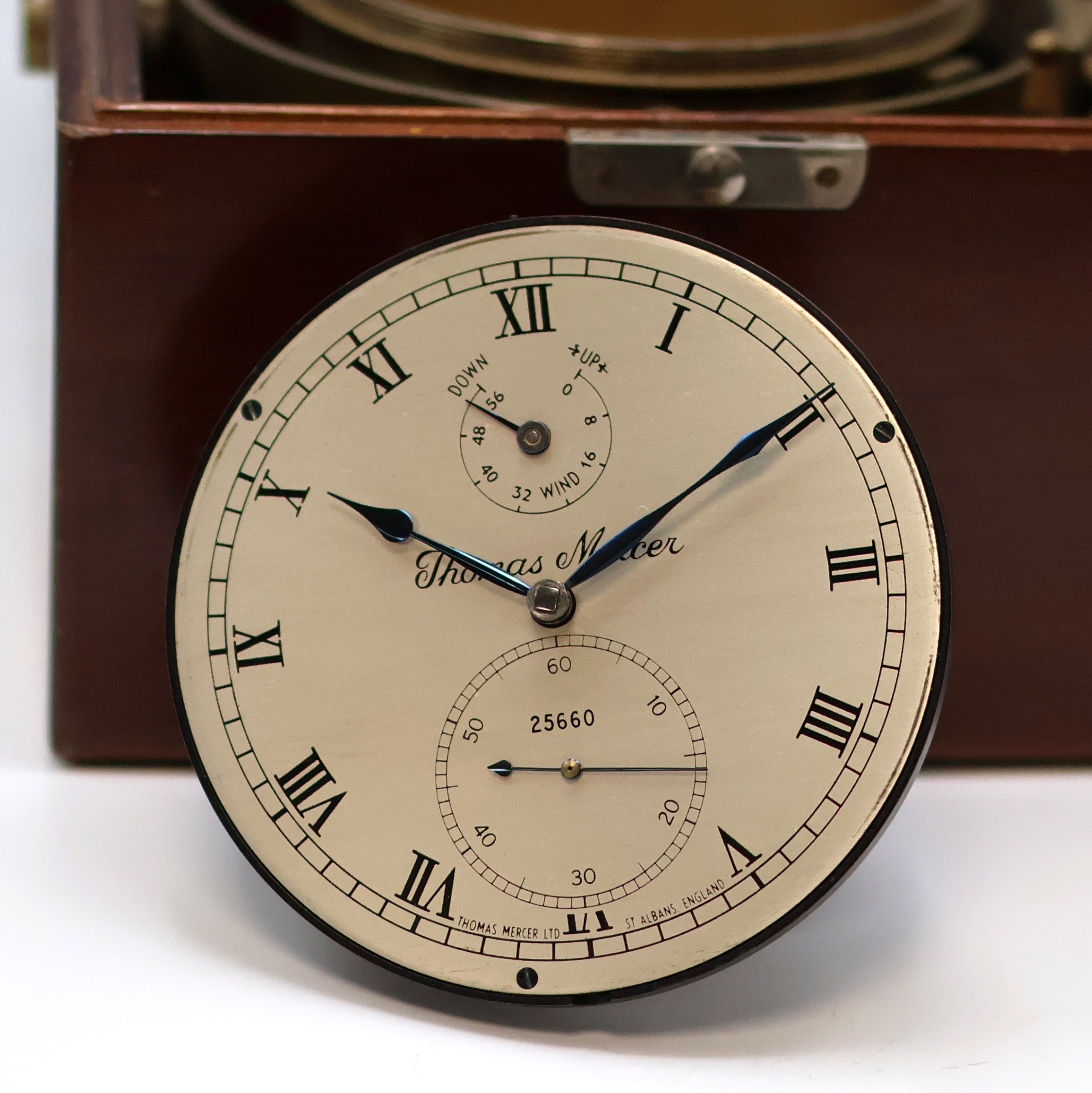 Detail d: THOMAS MERCER Marinechronometer mit Transportbox, England um 1950, vergl., 2- tlg. Holzkasten, Transportbox m. Leder- Trageriemen, kardanisch ...