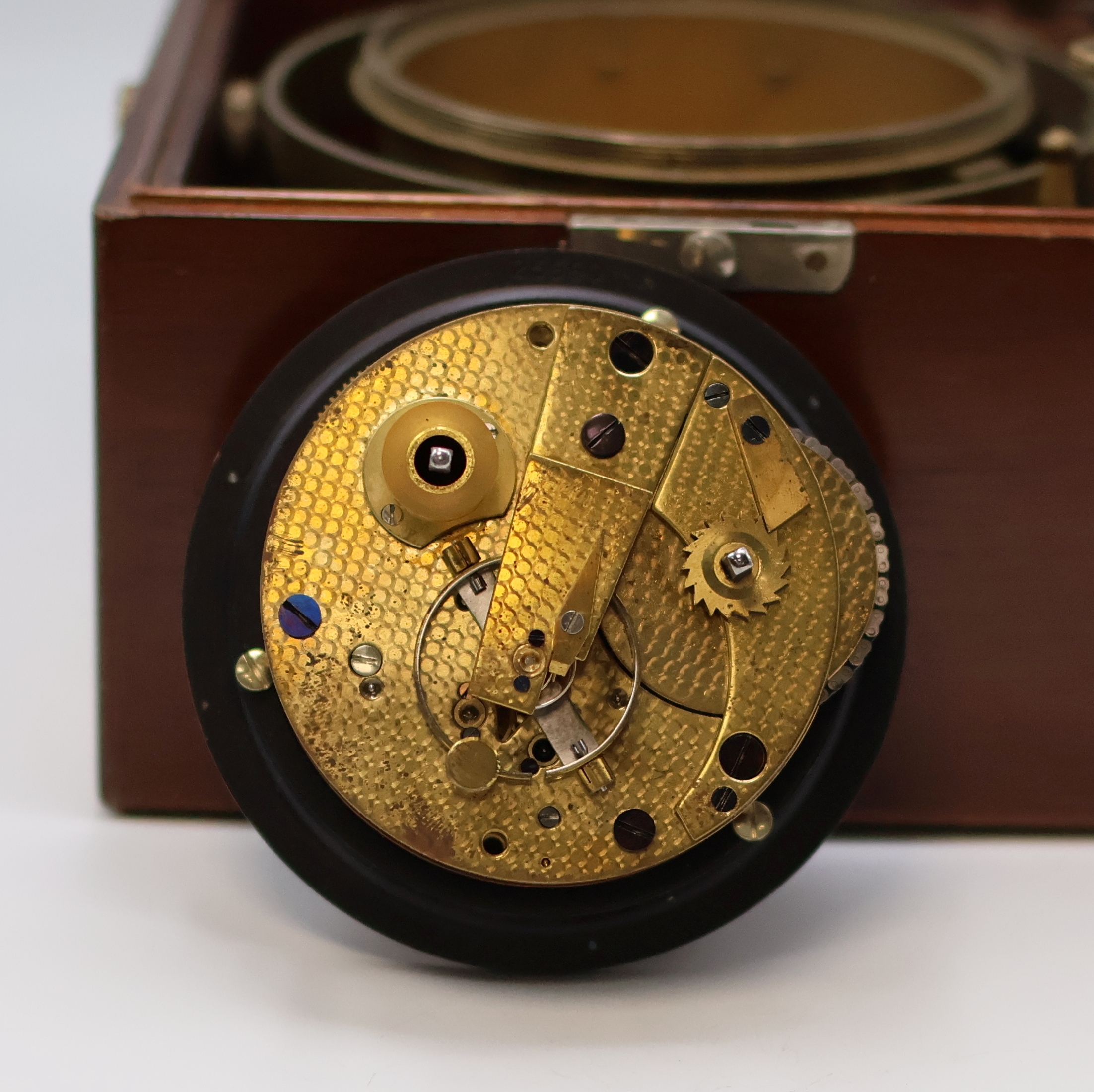 Detail e: THOMAS MERCER Marinechronometer mit Transportbox, England um 1950, vergl., 2- tlg. Holzkasten, Transportbox m. Leder- Trageriemen, kardanisch ...