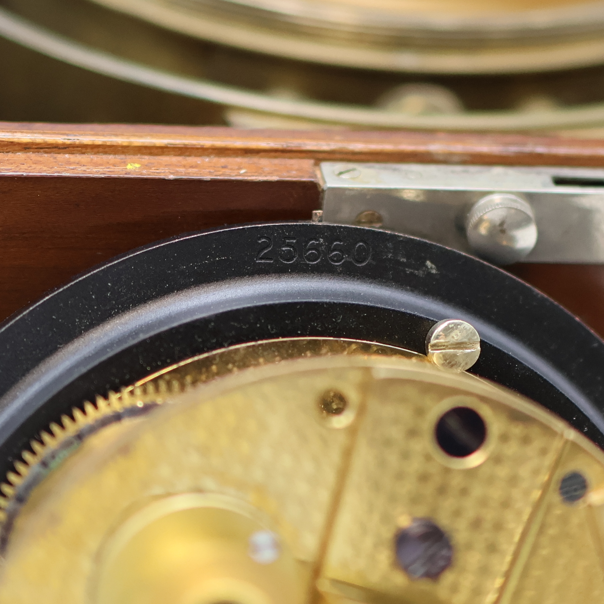 Detail f: THOMAS MERCER Marinechronometer mit Transportbox, England um 1950, vergl., 2- tlg. Holzkasten, Transportbox m. Leder- Trageriemen, kardanisch ...
