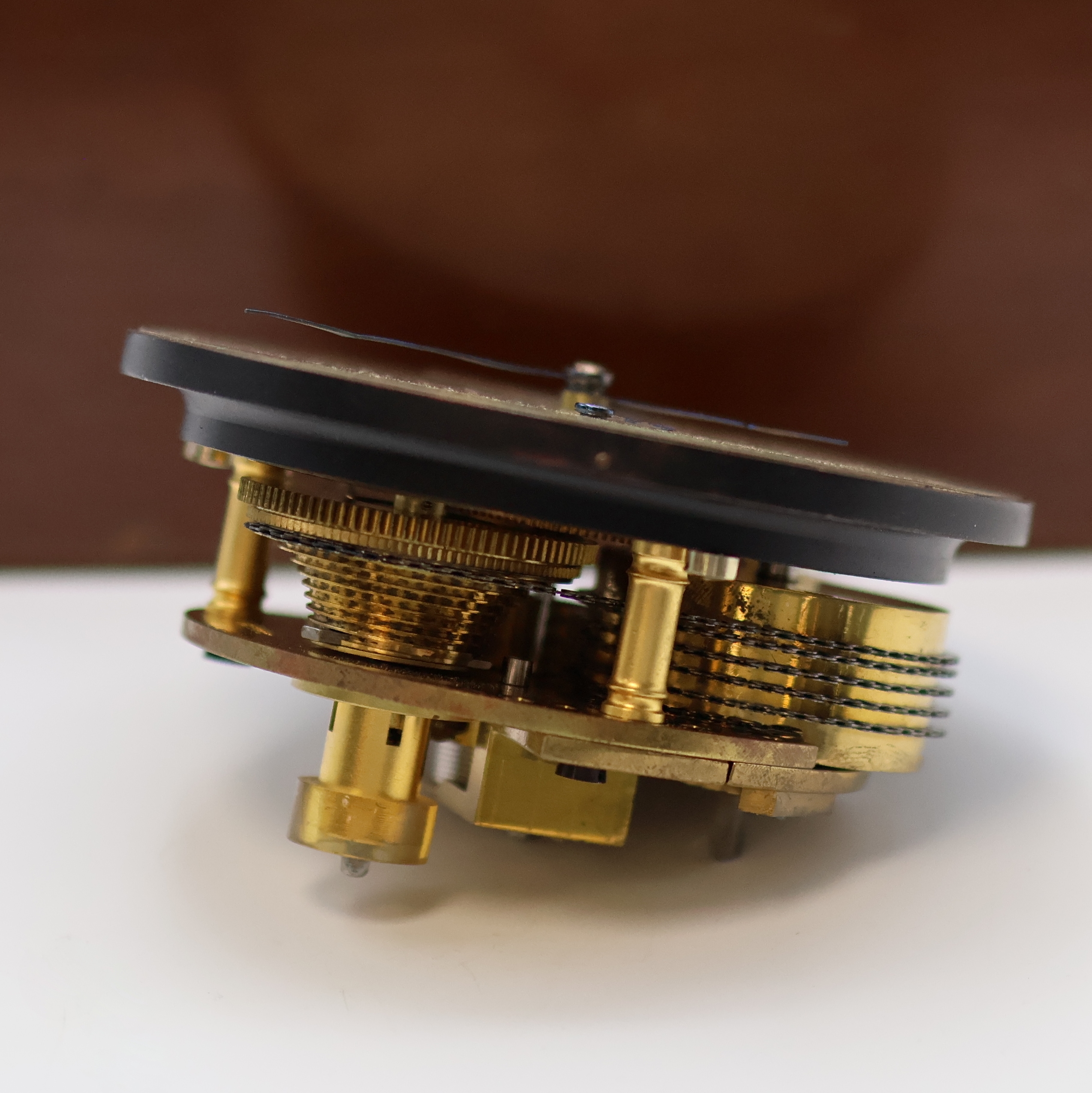 Detail g: THOMAS MERCER Marinechronometer mit Transportbox, England um 1950, vergl., 2- tlg. Holzkasten, Transportbox m. Leder- Trageriemen, kardanisch ...