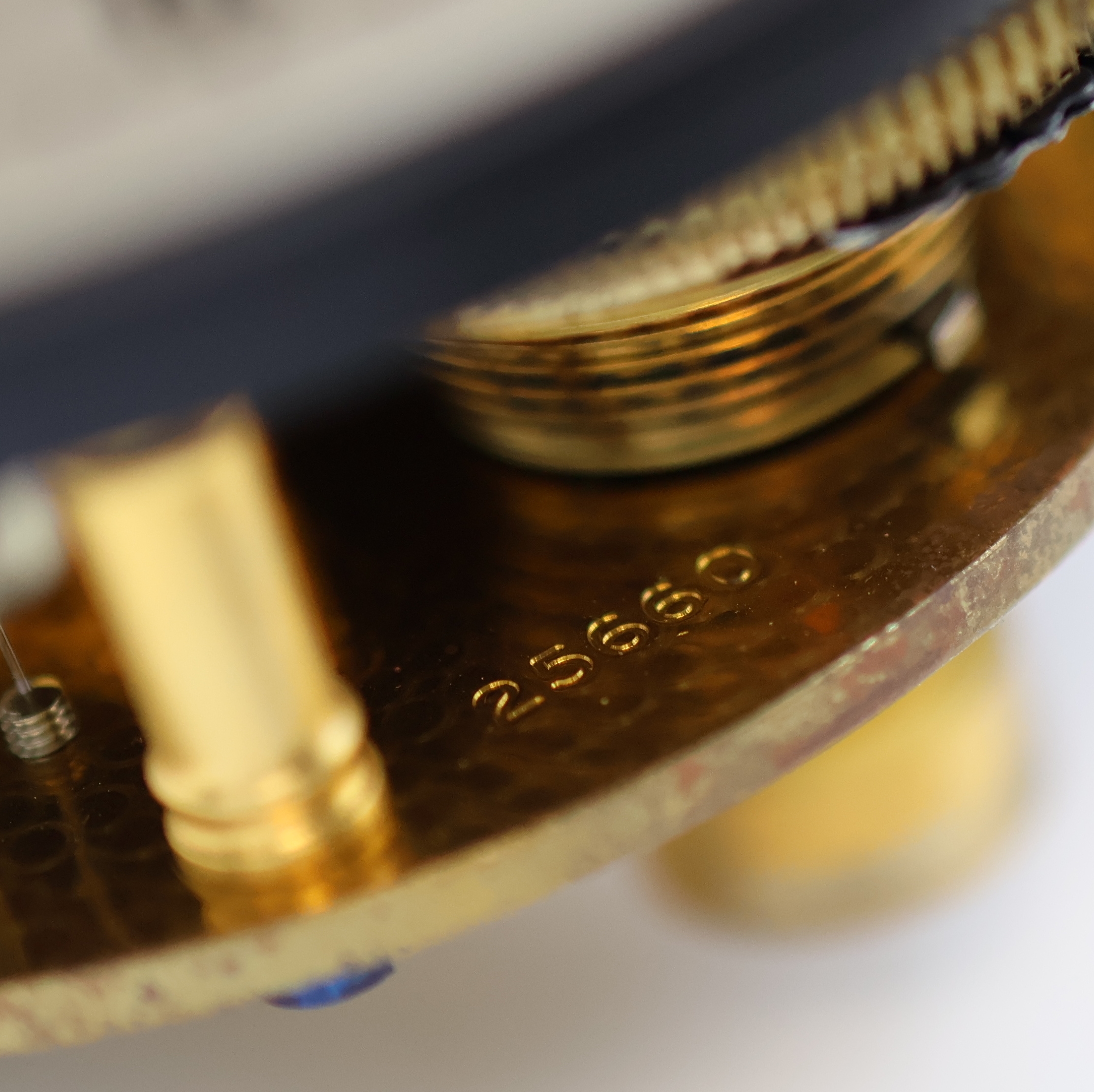 Detail h: THOMAS MERCER Marinechronometer mit Transportbox, England um 1950, vergl., 2- tlg. Holzkasten, Transportbox m. Leder- Trageriemen, kardanisch ...