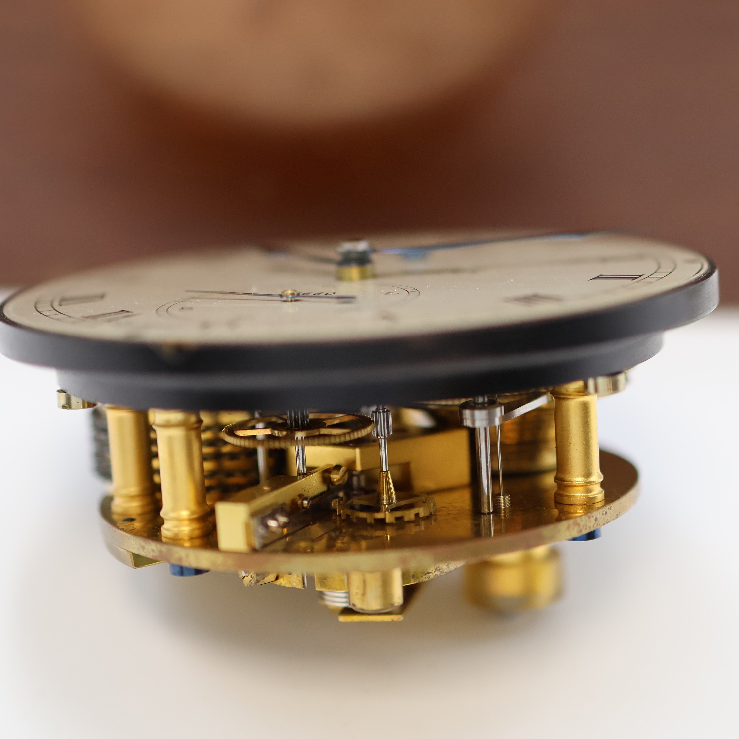 Detail i: THOMAS MERCER Marinechronometer mit Transportbox, England um 1950, vergl., 2- tlg. Holzkasten, Transportbox m. Leder- Trageriemen, kardanisch ...