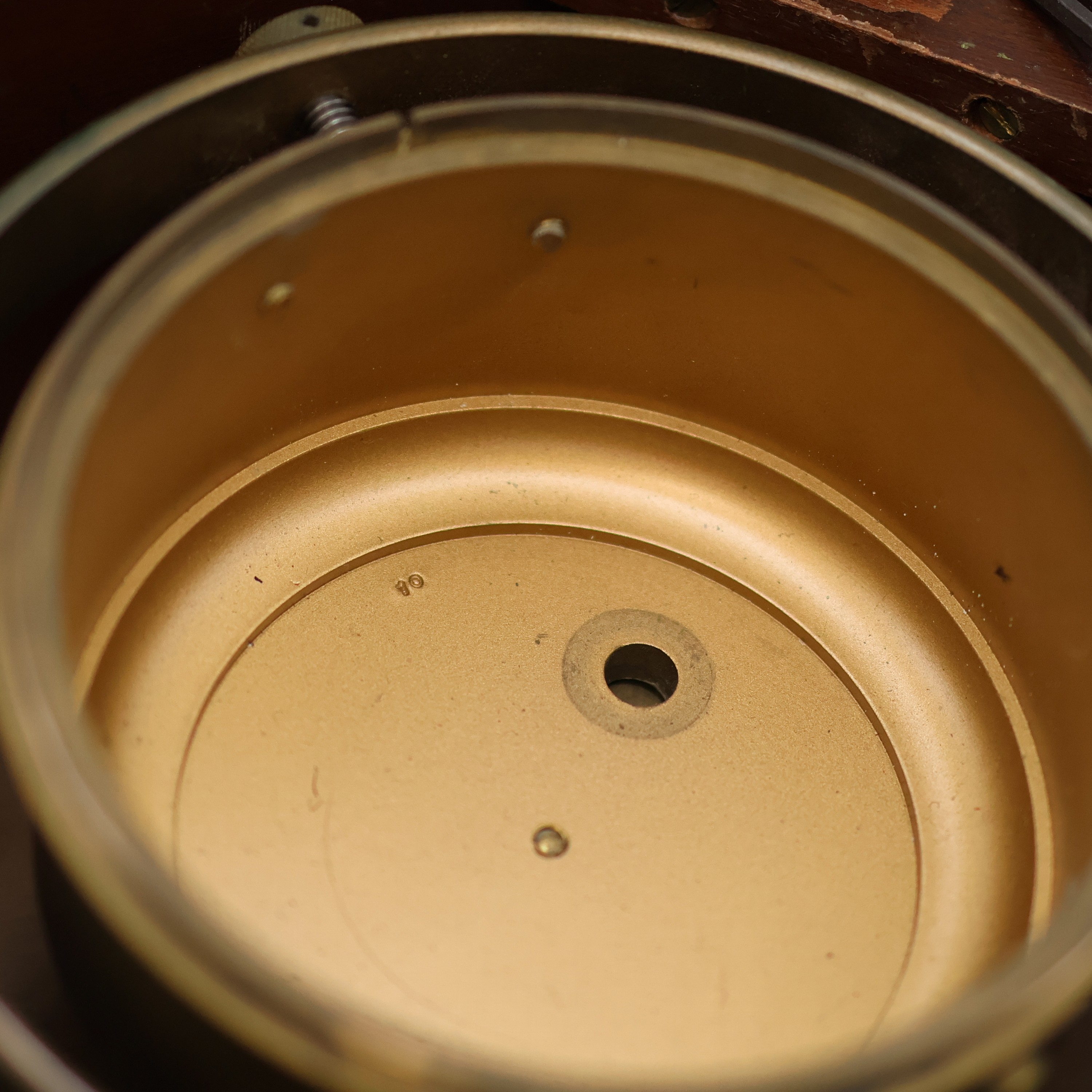 Detail j: THOMAS MERCER Marinechronometer mit Transportbox, England um 1950, vergl., 2- tlg. Holzkasten, Transportbox m. Leder- Trageriemen, kardanisch ...
