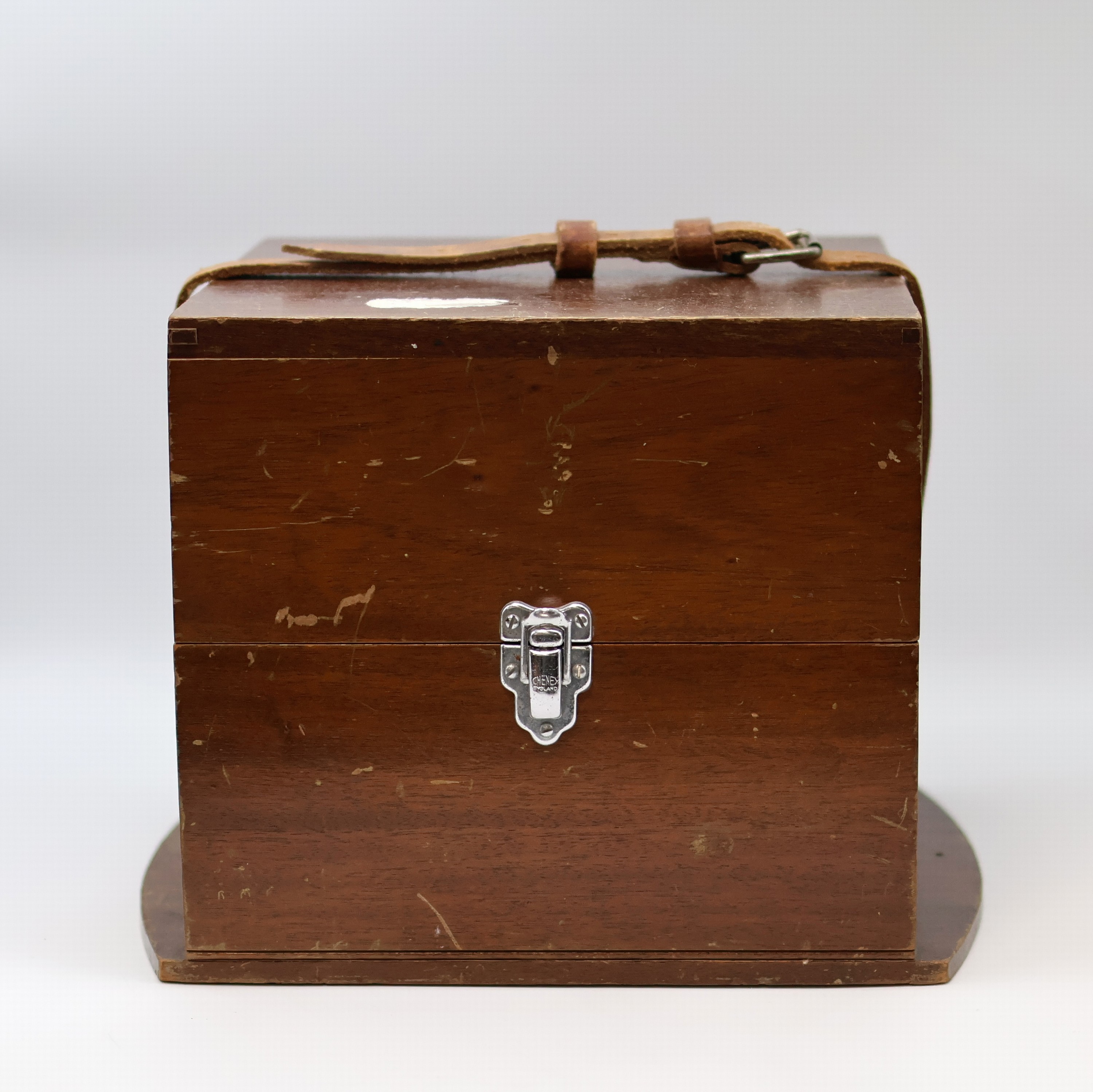 Detail k: THOMAS MERCER Marinechronometer mit Transportbox, England um 1950, vergl., 2- tlg. Holzkasten, Transportbox m. Leder- Trageriemen, kardanisch ...
