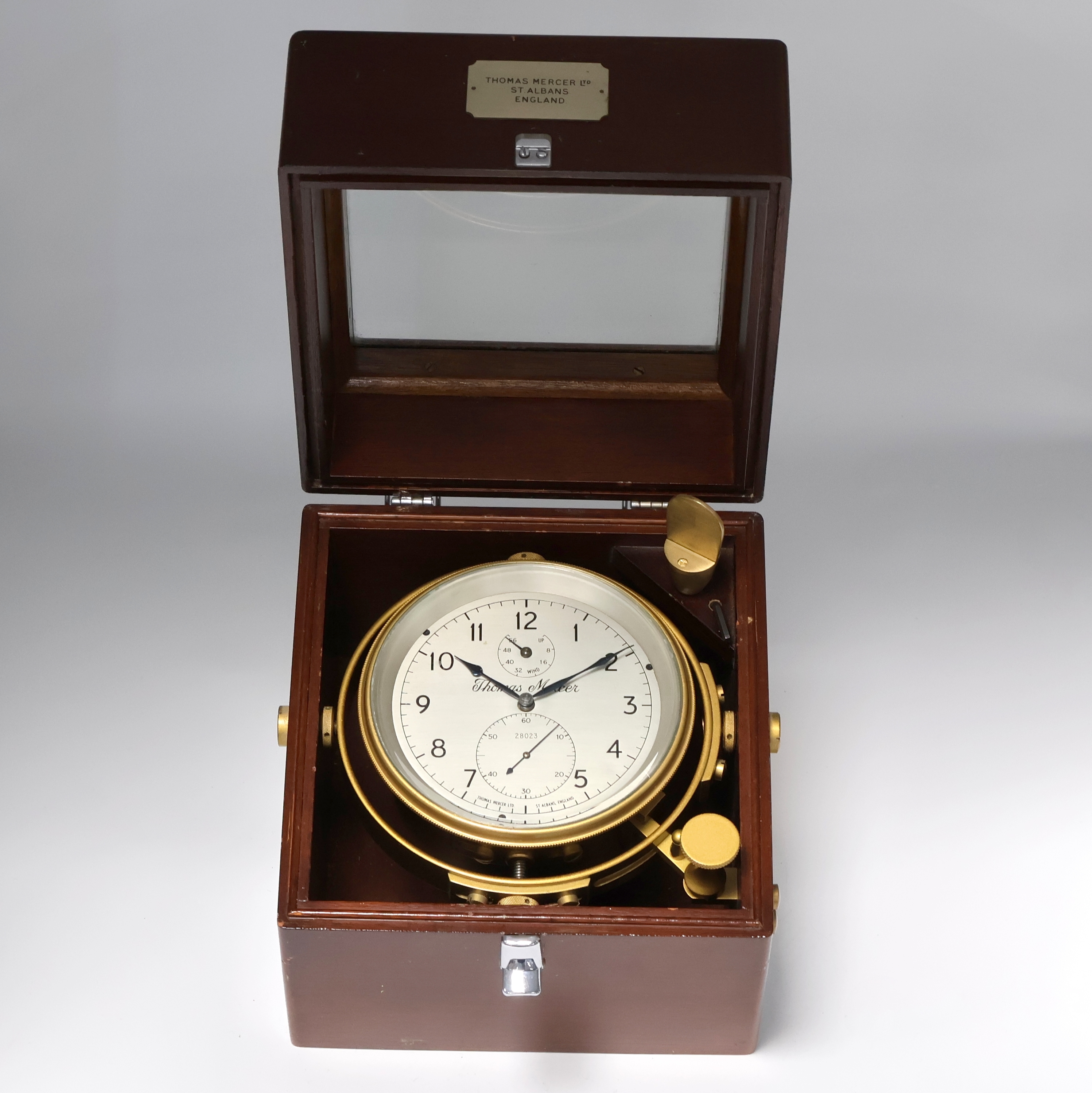 THOMAS MERCER Marinechronometer mit Transportbox, England um 1960, vergl., 2- tlg. Holzkasten, kardanisch aufgehängtes Messinggeh., lackiert, silb. ...