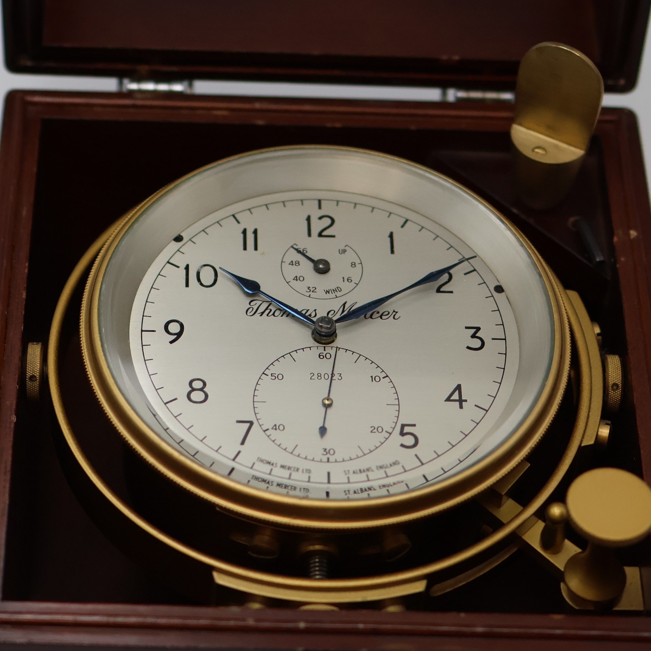 Detail a: THOMAS MERCER Marinechronometer mit Transportbox, England um 1960, vergl., 2- tlg. Holzkasten, kardanisch aufgehängtes Messinggeh., lackiert, silb. ...