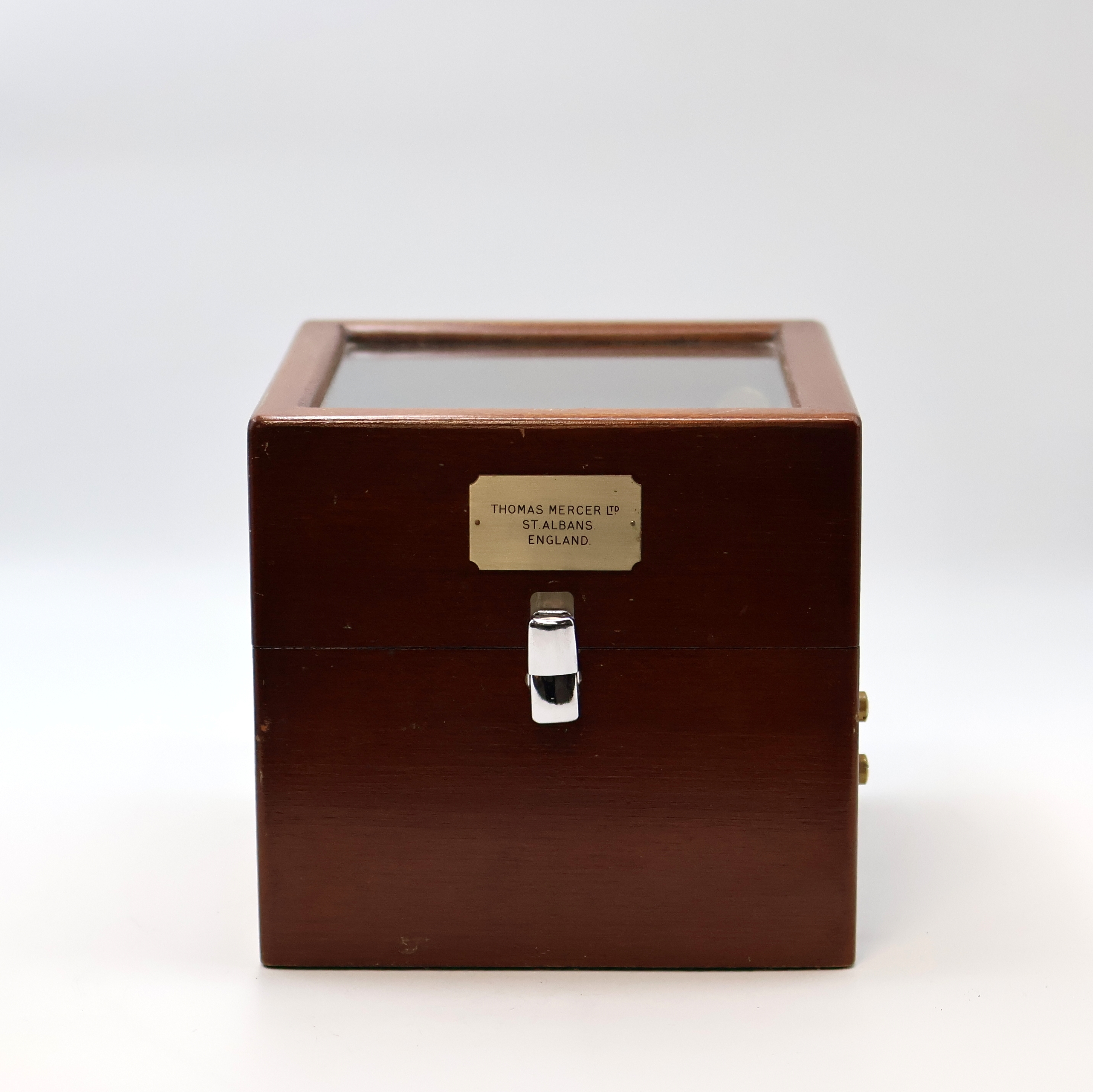 Detail b: THOMAS MERCER Marinechronometer mit Transportbox, England um 1960, vergl., 2- tlg. Holzkasten, kardanisch aufgehängtes Messinggeh., lackiert, silb. ...