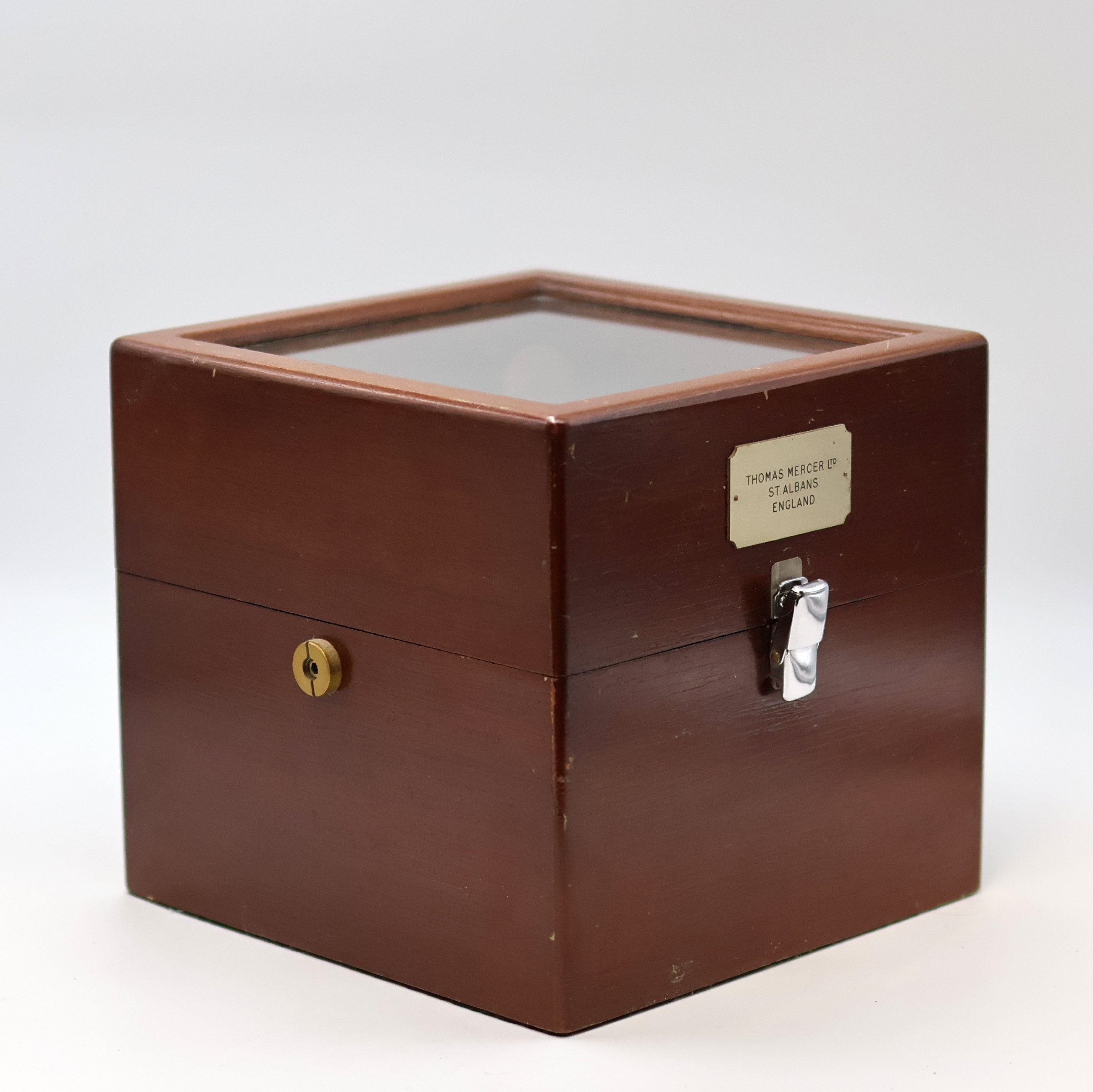 Detail c: THOMAS MERCER Marinechronometer mit Transportbox, England um 1960, vergl., 2- tlg. Holzkasten, kardanisch aufgehängtes Messinggeh., lackiert, silb. ...