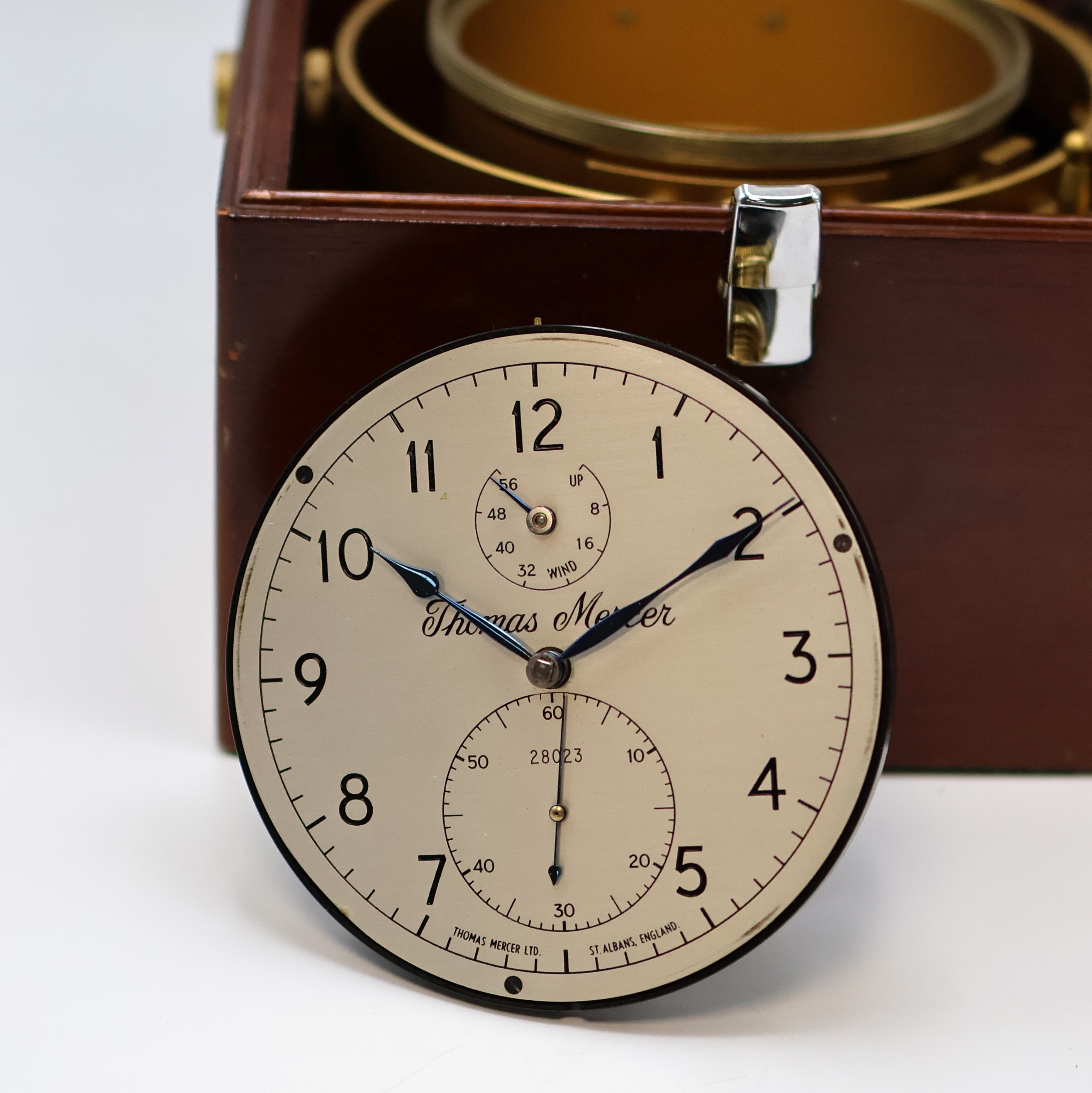 Detail d: THOMAS MERCER Marinechronometer mit Transportbox, England um 1960, vergl., 2- tlg. Holzkasten, kardanisch aufgehängtes Messinggeh., lackiert, silb. ...