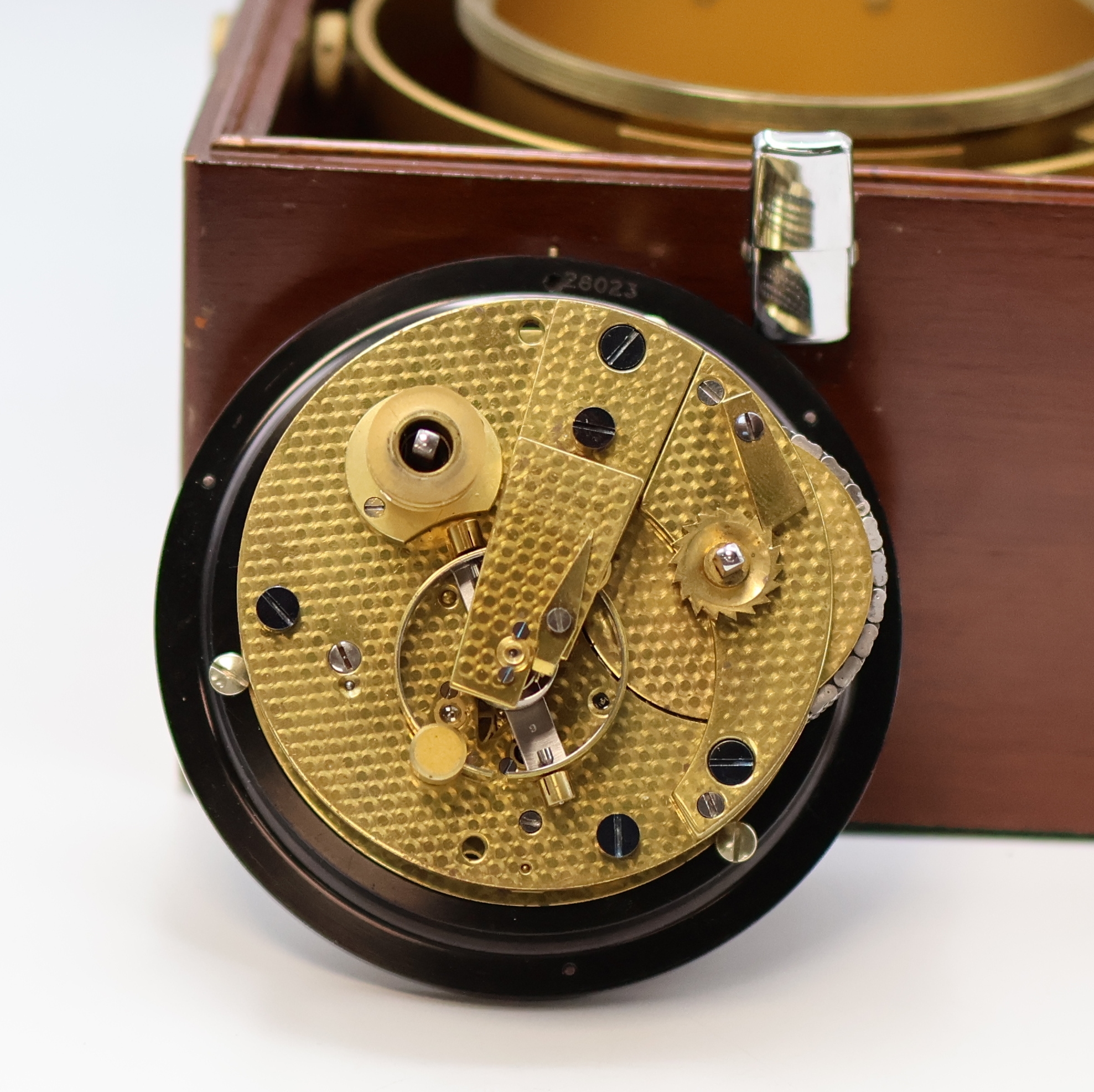 Detail e: THOMAS MERCER Marinechronometer mit Transportbox, England um 1960, vergl., 2- tlg. Holzkasten, kardanisch aufgehängtes Messinggeh., lackiert, silb. ...