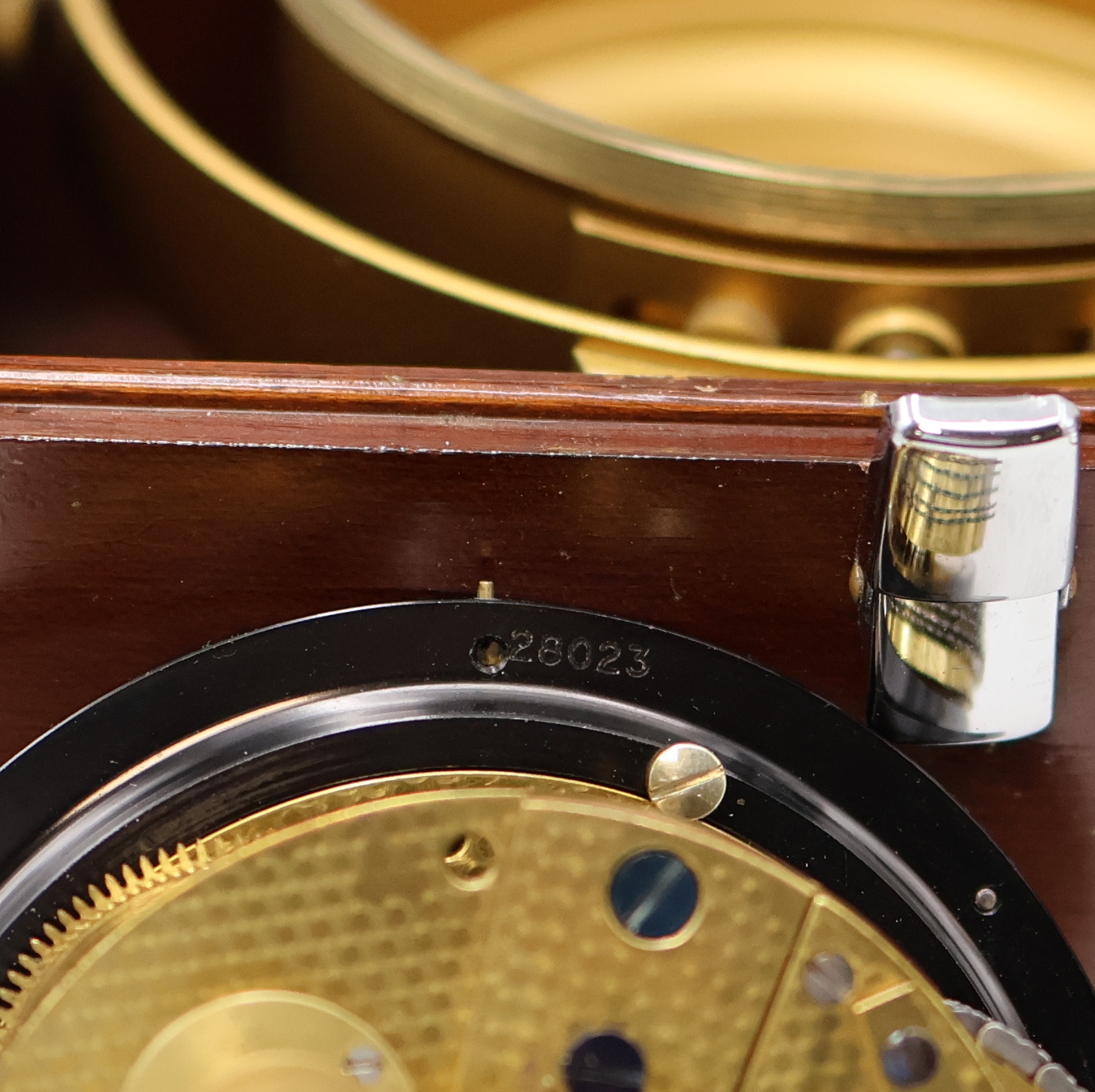 Detail f: THOMAS MERCER Marinechronometer mit Transportbox, England um 1960, vergl., 2- tlg. Holzkasten, kardanisch aufgehängtes Messinggeh., lackiert, silb. ...