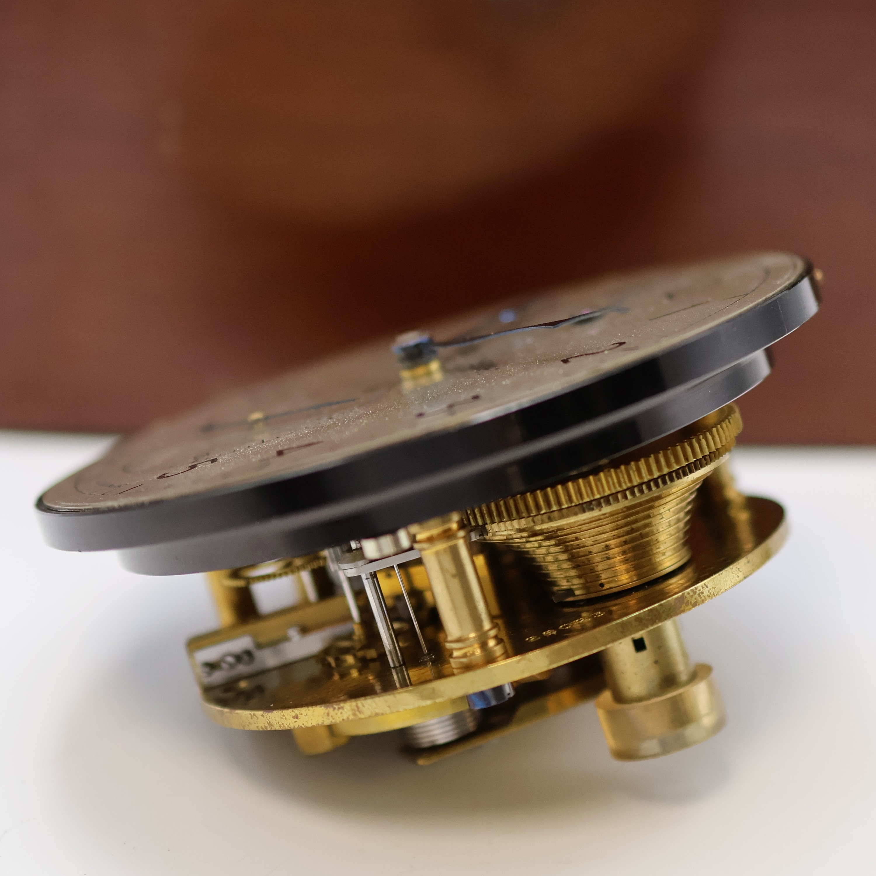 Detail g: THOMAS MERCER Marinechronometer mit Transportbox, England um 1960, vergl., 2- tlg. Holzkasten, kardanisch aufgehängtes Messinggeh., lackiert, silb. ...