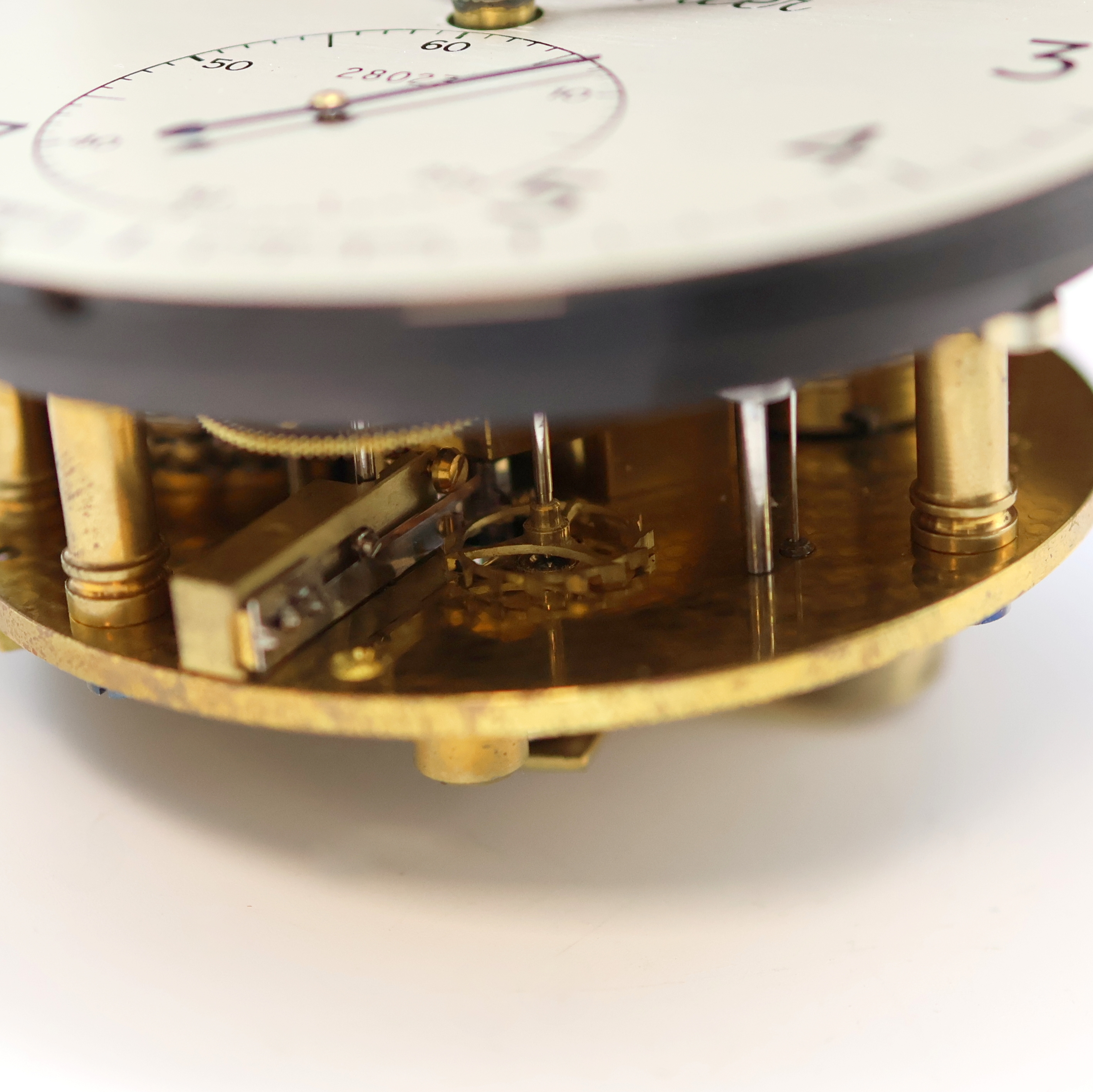 Detail h: THOMAS MERCER Marinechronometer mit Transportbox, England um 1960, vergl., 2- tlg. Holzkasten, kardanisch aufgehängtes Messinggeh., lackiert, silb. ...