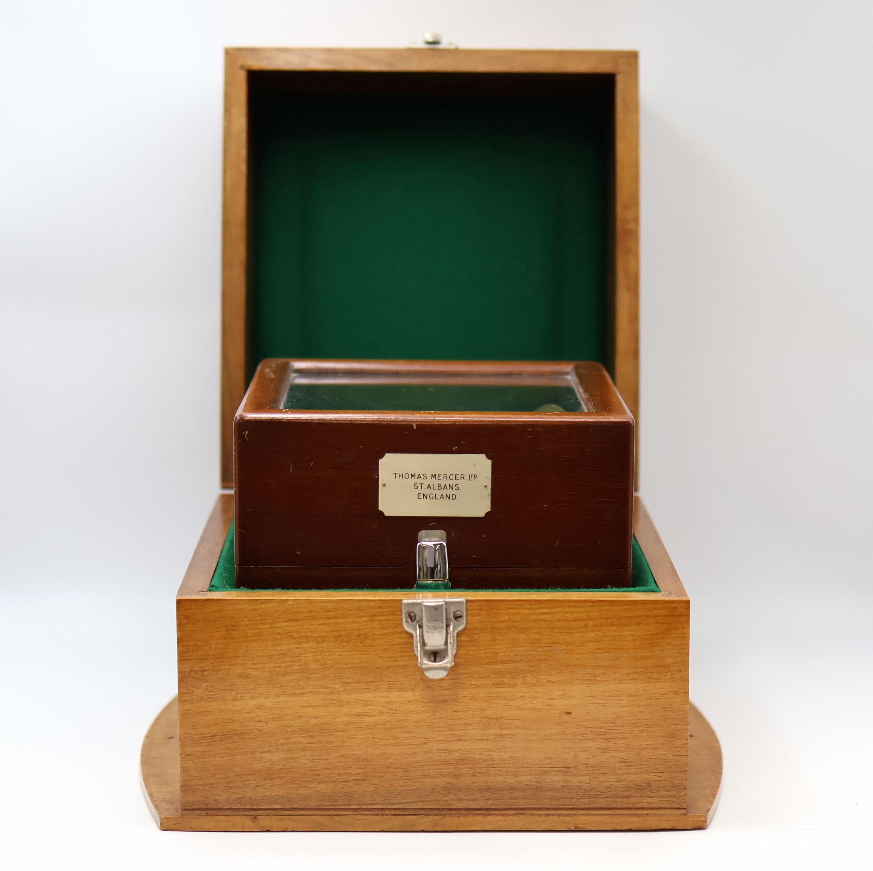 Detail i: THOMAS MERCER Marinechronometer mit Transportbox, England um 1960, vergl., 2- tlg. Holzkasten, kardanisch aufgehängtes Messinggeh., lackiert, silb. ...