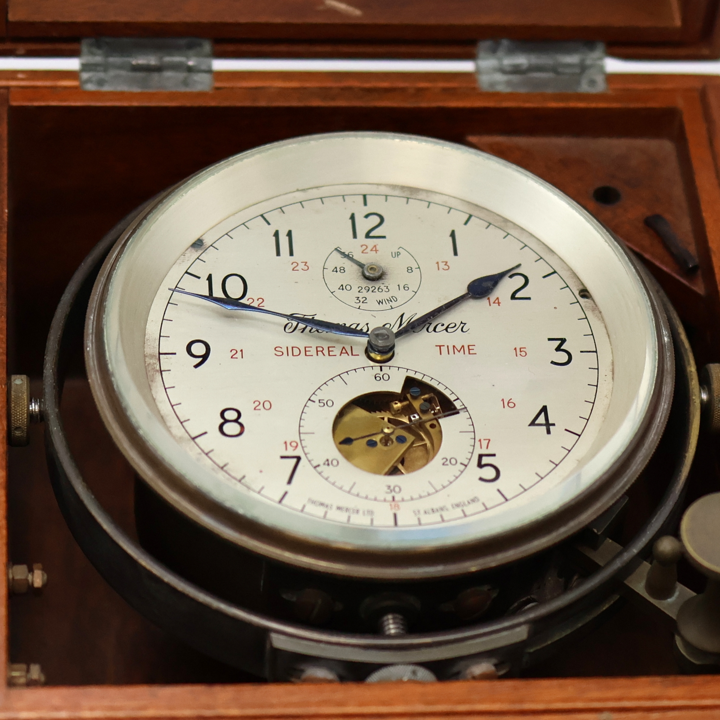 Detail a: THOMAS MERCER Marinechronometer auf Sternzeit reguliert mit Sekunden-Kontakt, England um 1970, vergl. 2-tlg. Holzkasten, seitl. Anschluss f. ...