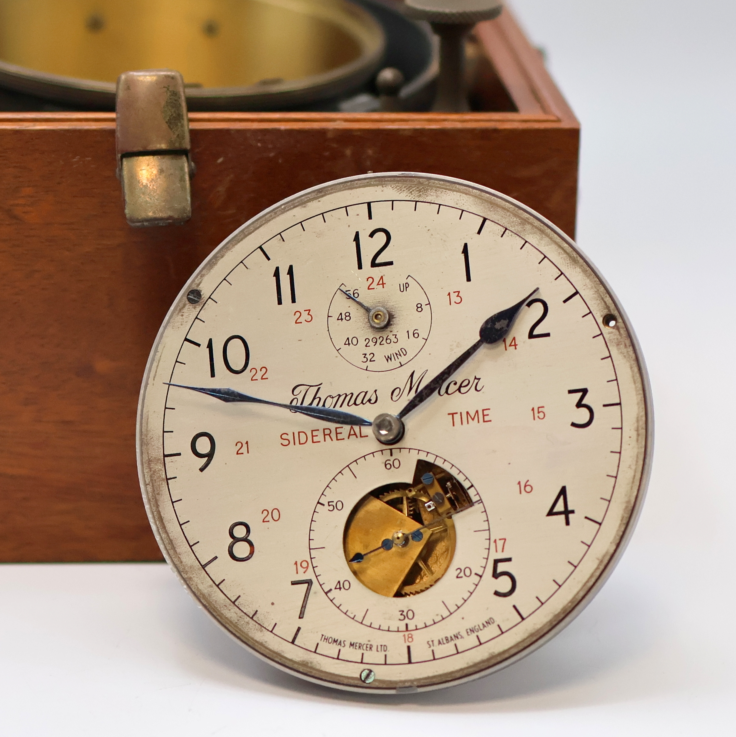 Detail d: THOMAS MERCER Marinechronometer auf Sternzeit reguliert mit Sekunden-Kontakt, England um 1970, vergl. 2-tlg. Holzkasten, seitl. Anschluss f. ...