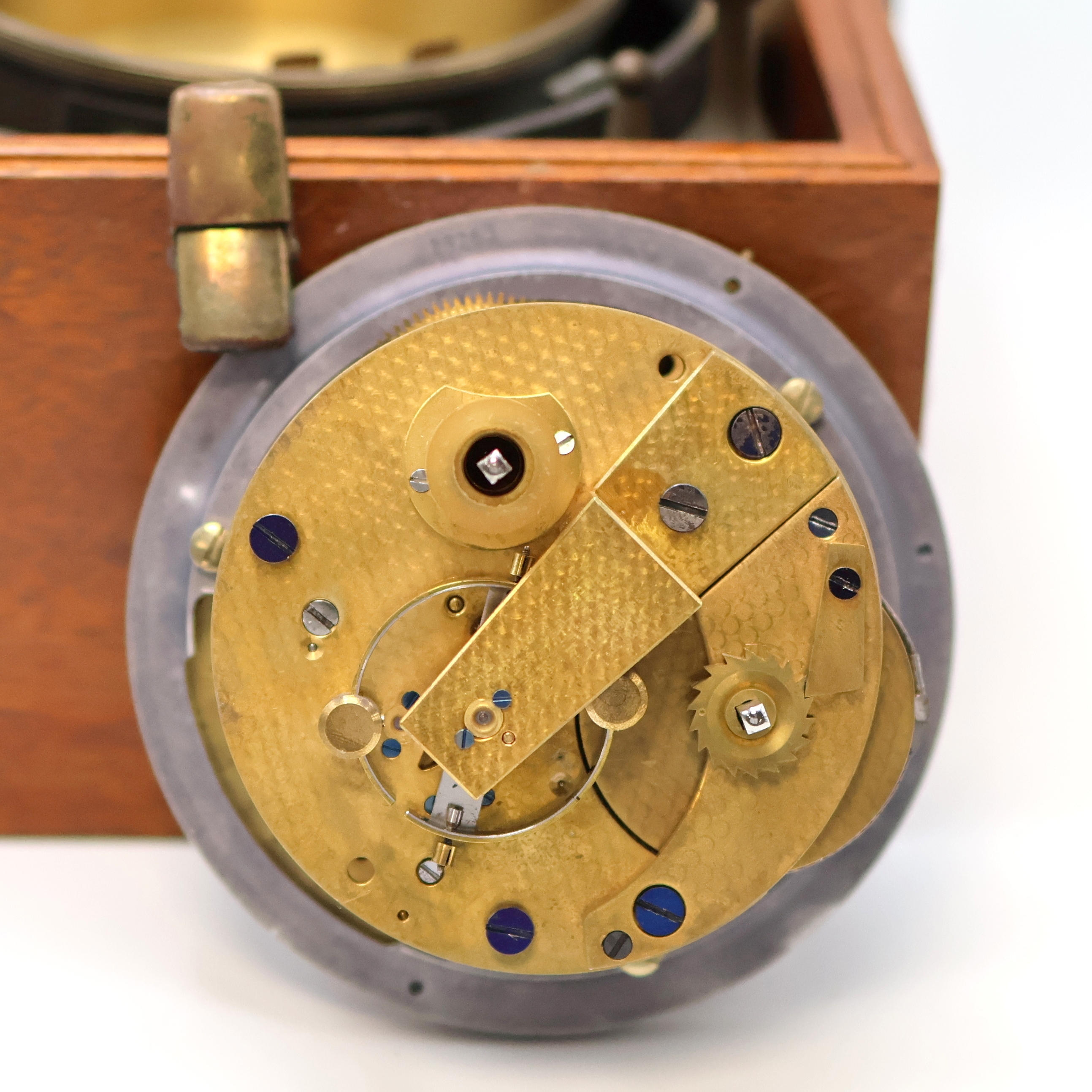 Detail e: THOMAS MERCER Marinechronometer auf Sternzeit reguliert mit Sekunden-Kontakt, England um 1970, vergl. 2-tlg. Holzkasten, seitl. Anschluss f. ...