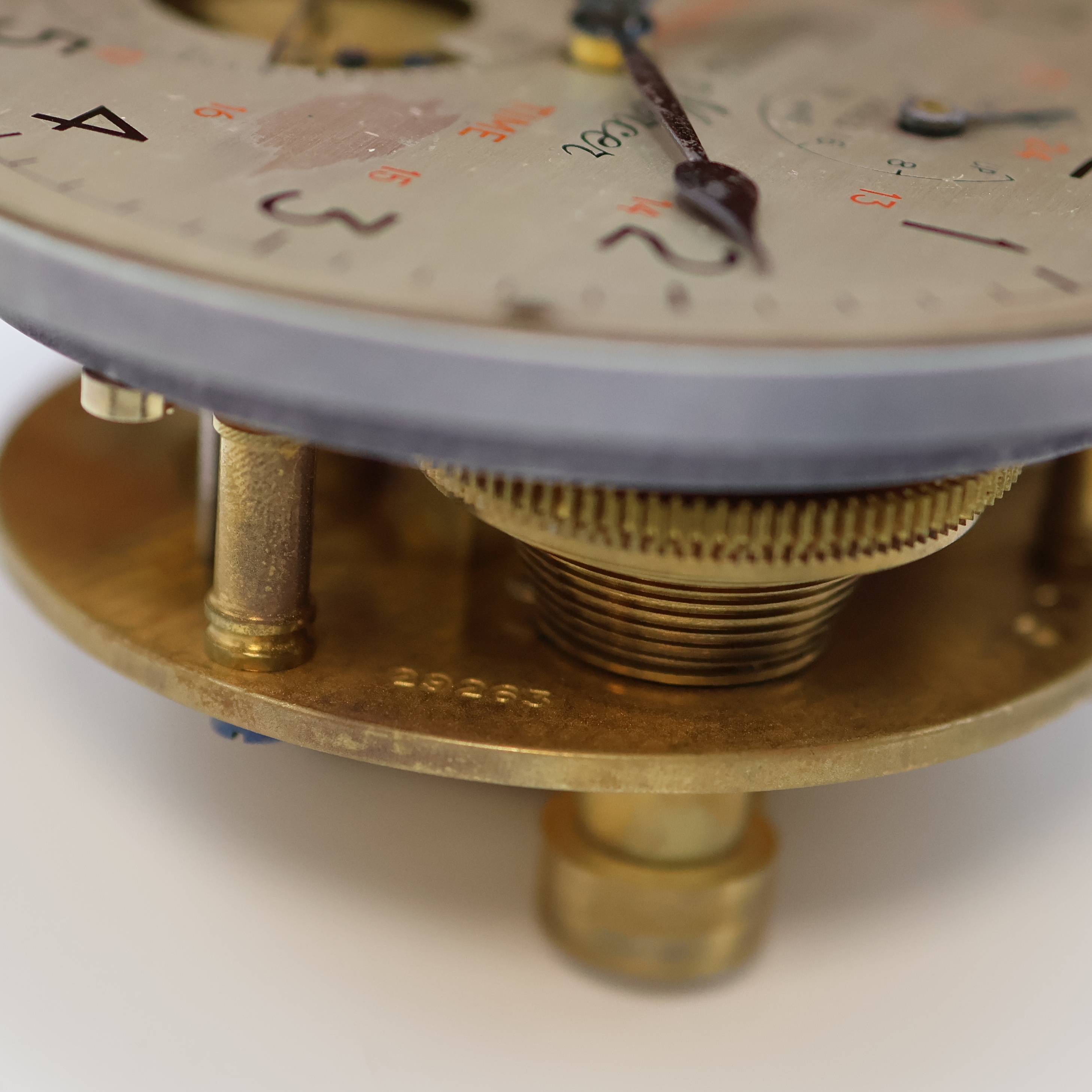 Detail f: THOMAS MERCER Marinechronometer auf Sternzeit reguliert mit Sekunden-Kontakt, England um 1970, vergl. 2-tlg. Holzkasten, seitl. Anschluss f. ...
