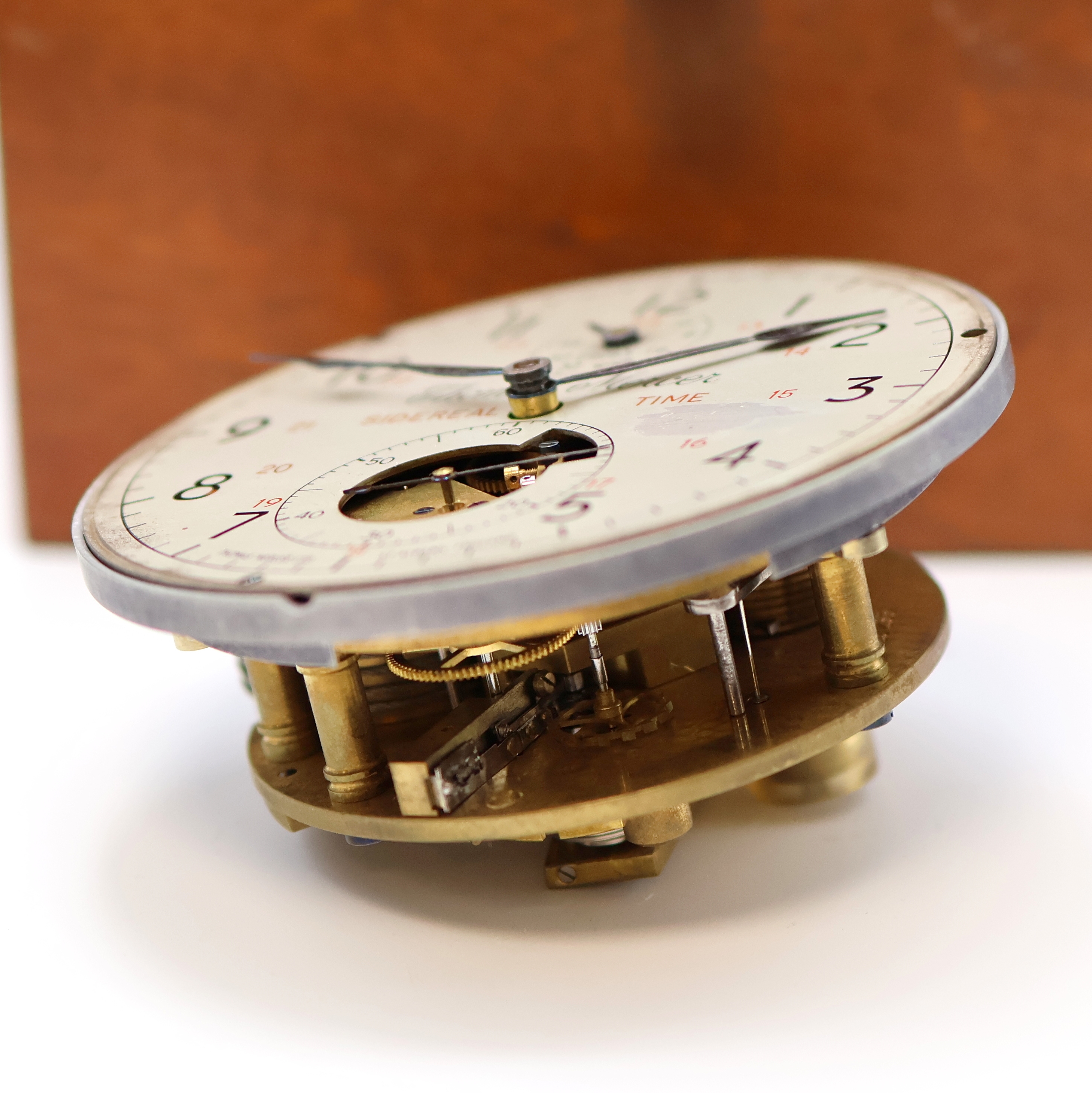 Detail g: THOMAS MERCER Marinechronometer auf Sternzeit reguliert mit Sekunden-Kontakt, England um 1970, vergl. 2-tlg. Holzkasten, seitl. Anschluss f. ...