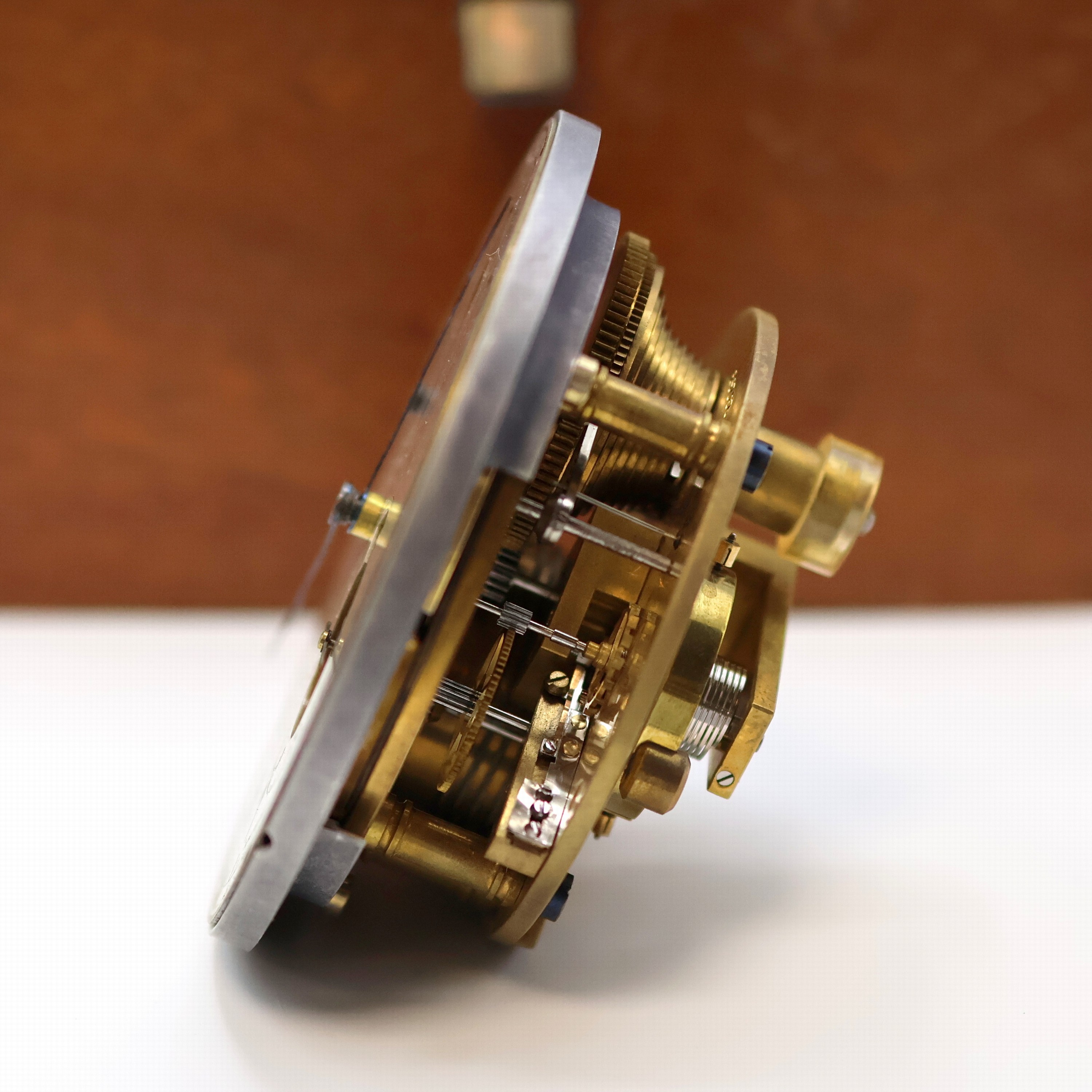 Detail h: THOMAS MERCER Marinechronometer auf Sternzeit reguliert mit Sekunden-Kontakt, England um 1970, vergl. 2-tlg. Holzkasten, seitl. Anschluss f. ...