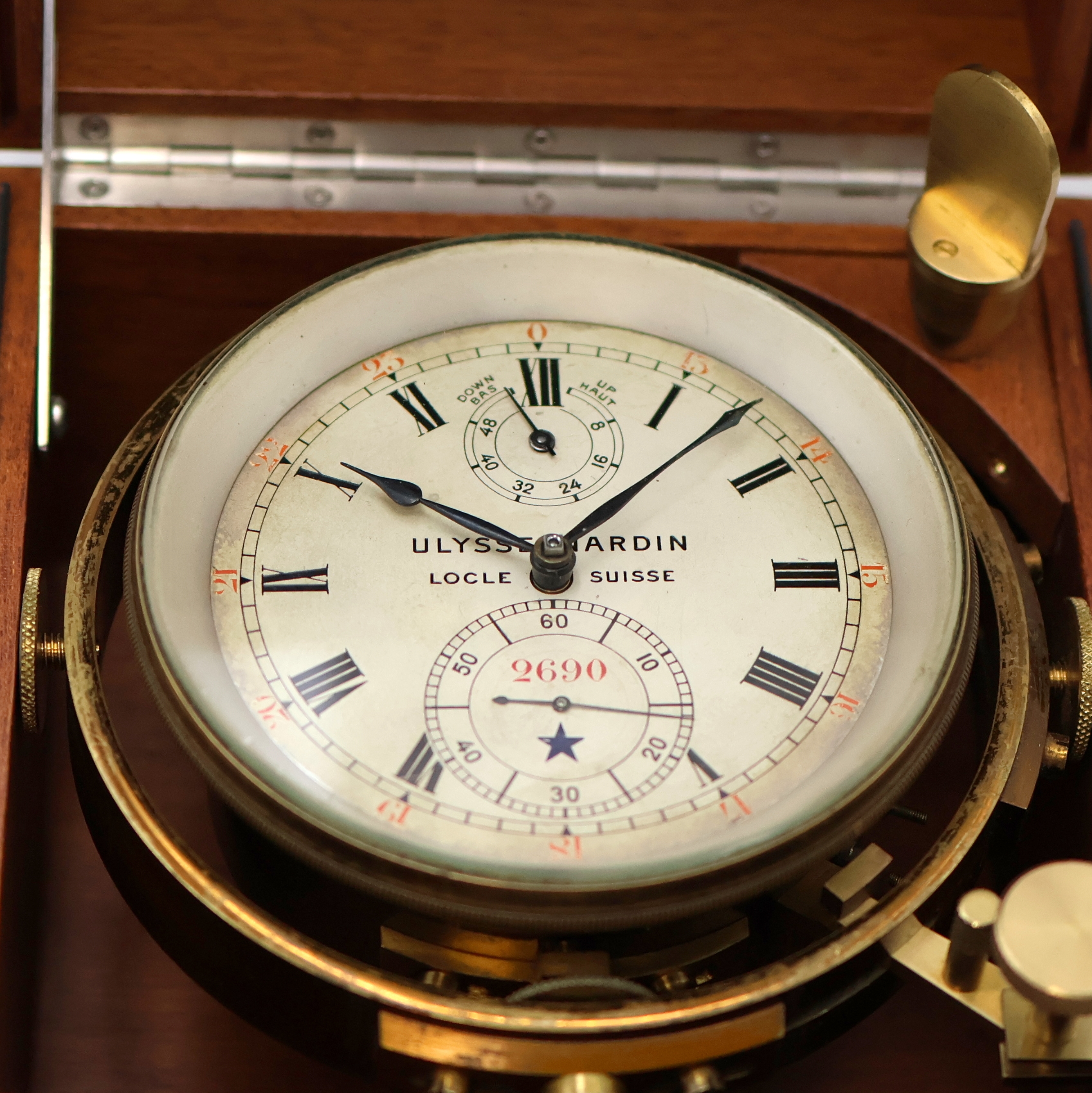 Detail a: ULYSSE NARDIN Marinechronometer Nummer 2690, 1930 geprüft am Observatorium Neuchatel, Schweiz um 1930, 3-tlg. Holzkasten rest., orig. Nummer- u. ...