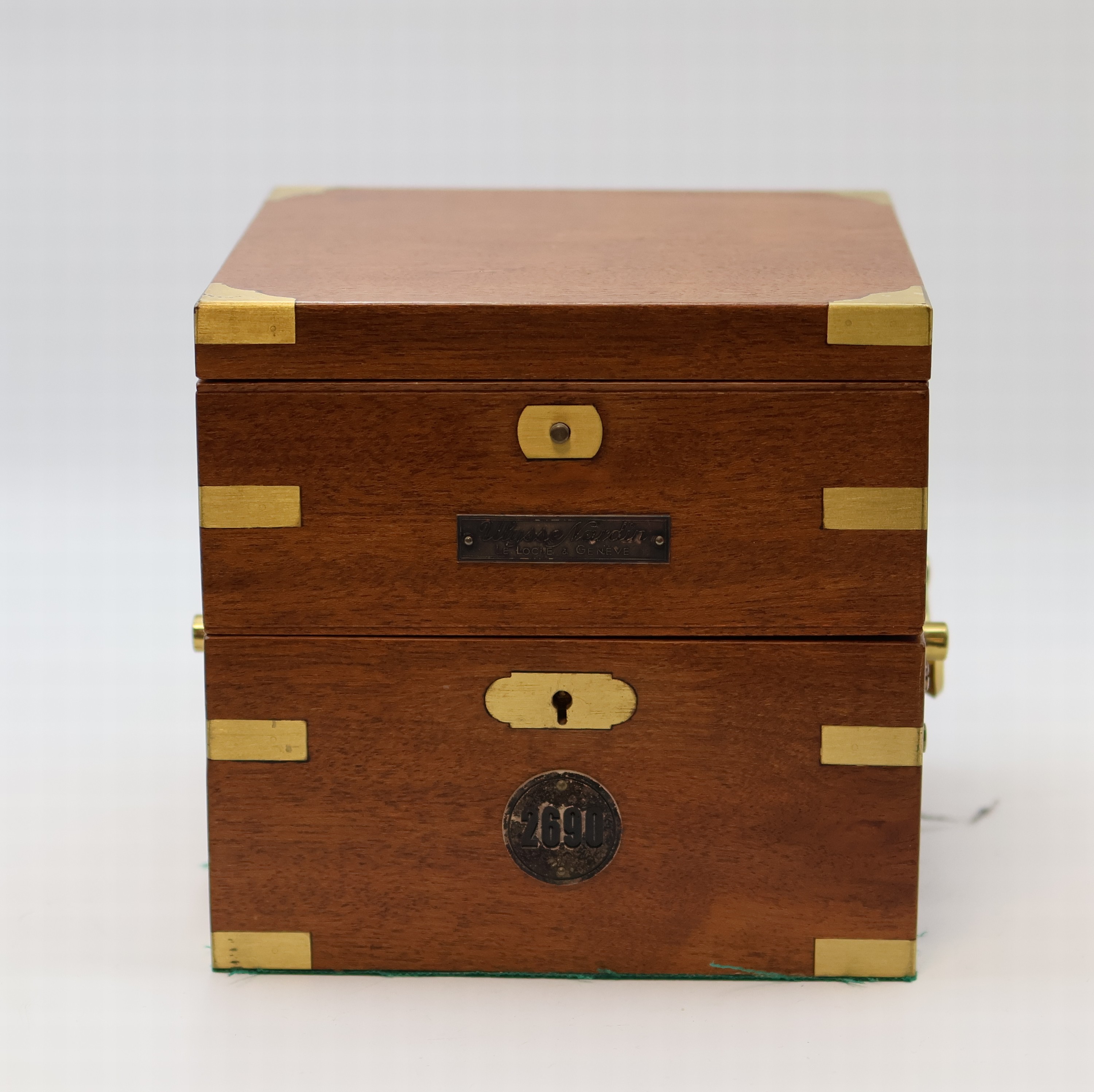 Detail b: ULYSSE NARDIN Marinechronometer Nummer 2690, 1930 geprüft am Observatorium Neuchatel, Schweiz um 1930, 3-tlg. Holzkasten rest., orig. Nummer- u. ...