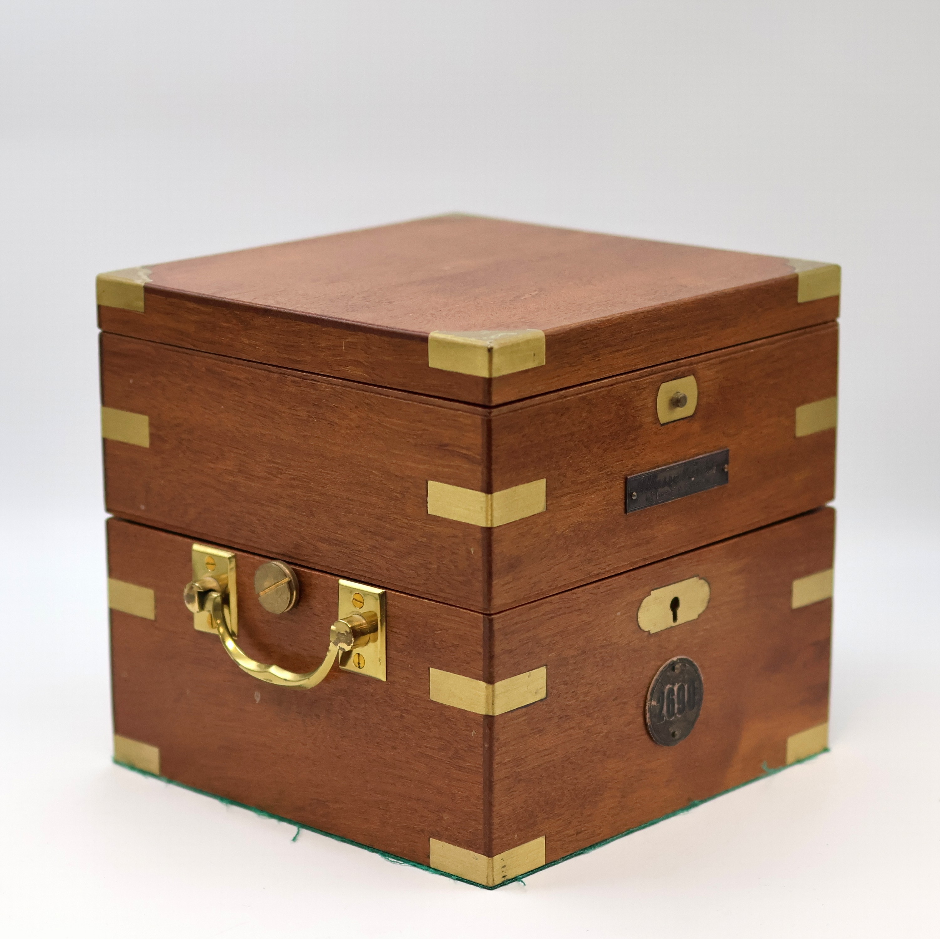 Detail c: ULYSSE NARDIN Marinechronometer Nummer 2690, 1930 geprüft am Observatorium Neuchatel, Schweiz um 1930, 3-tlg. Holzkasten rest., orig. Nummer- u. ...