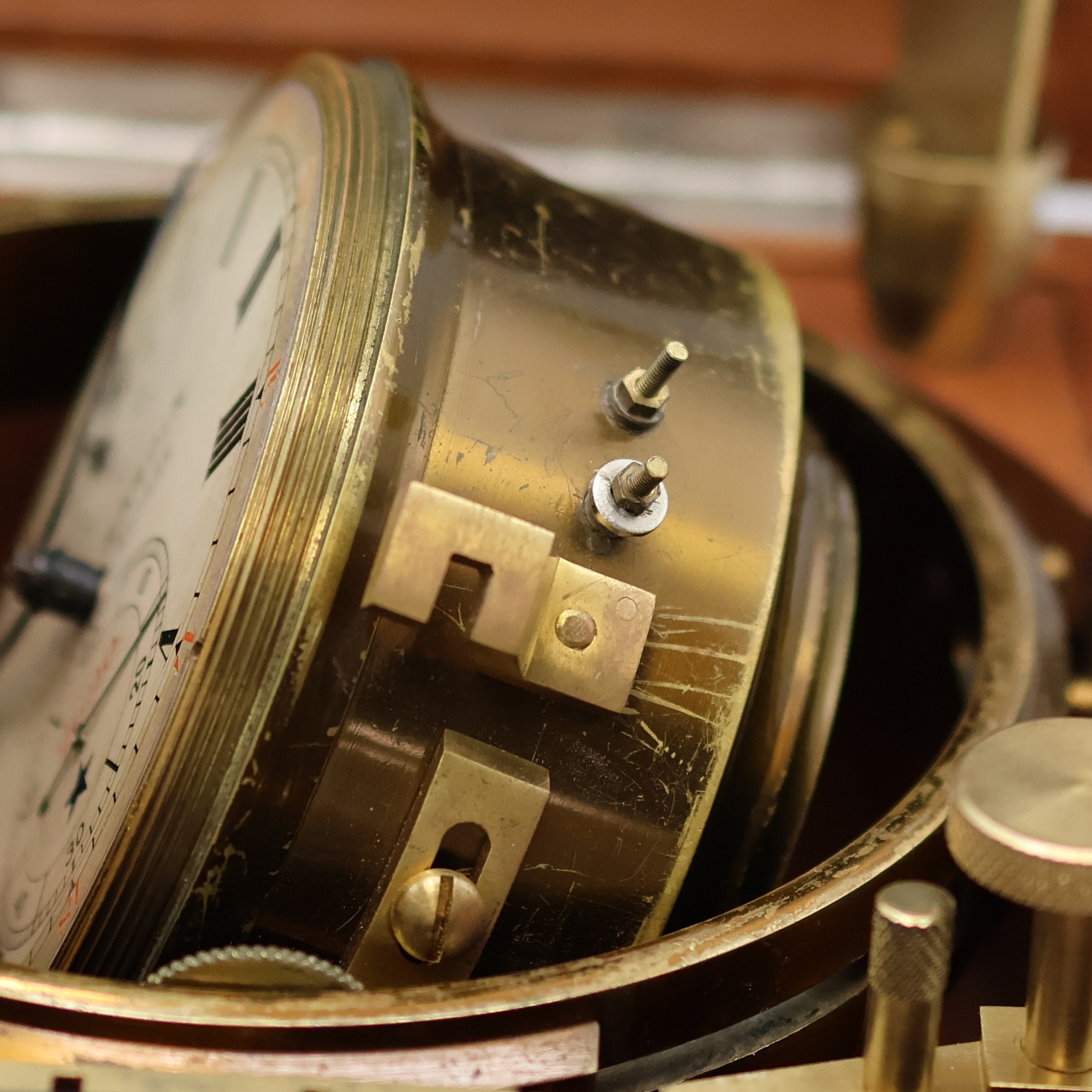 Detail d: ULYSSE NARDIN Marinechronometer Nummer 2690, 1930 geprüft am Observatorium Neuchatel, Schweiz um 1930, 3-tlg. Holzkasten rest., orig. Nummer- u. ...