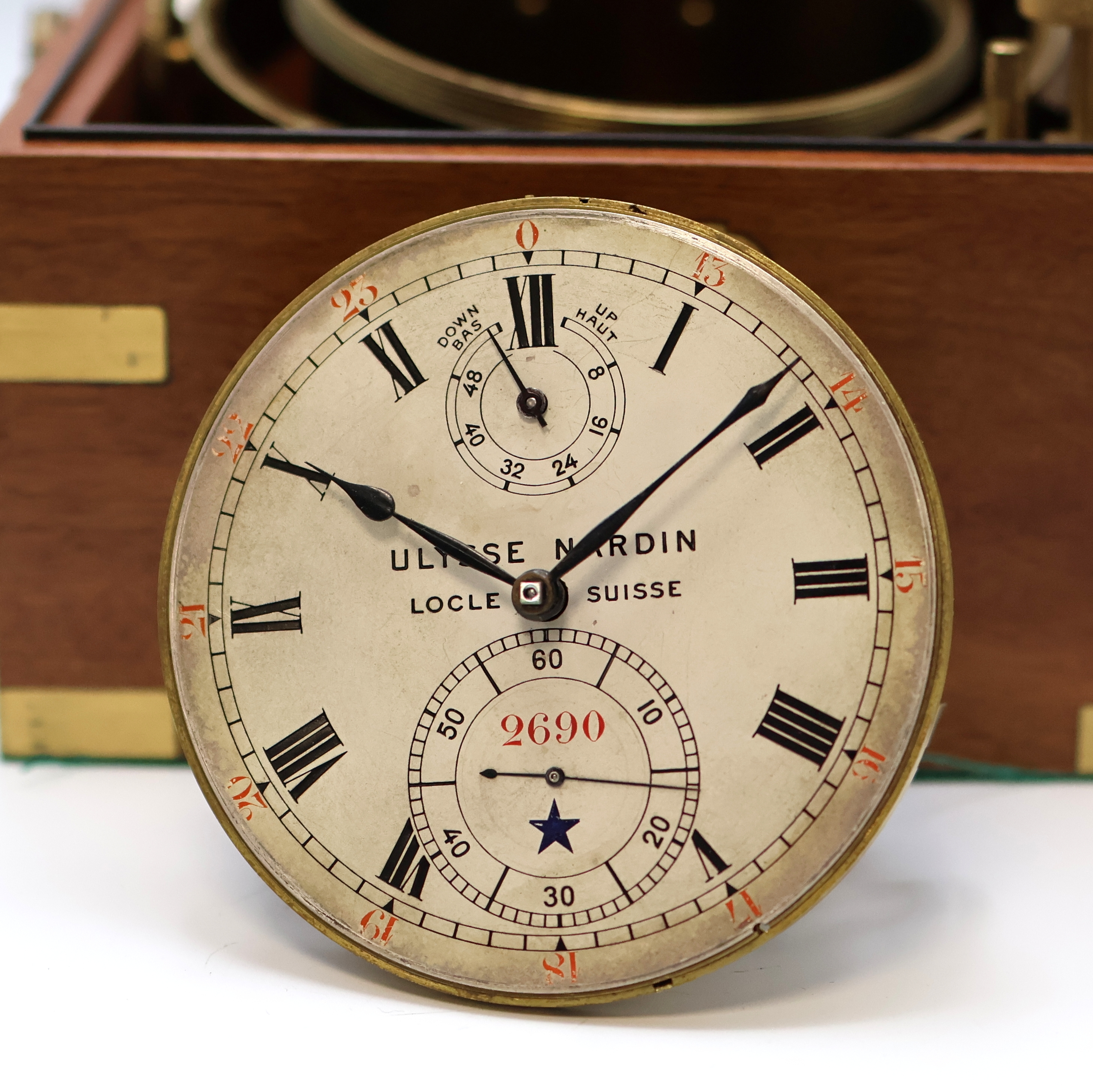 Detail e: ULYSSE NARDIN Marinechronometer Nummer 2690, 1930 geprüft am Observatorium Neuchatel, Schweiz um 1930, 3-tlg. Holzkasten rest., orig. Nummer- u. ...