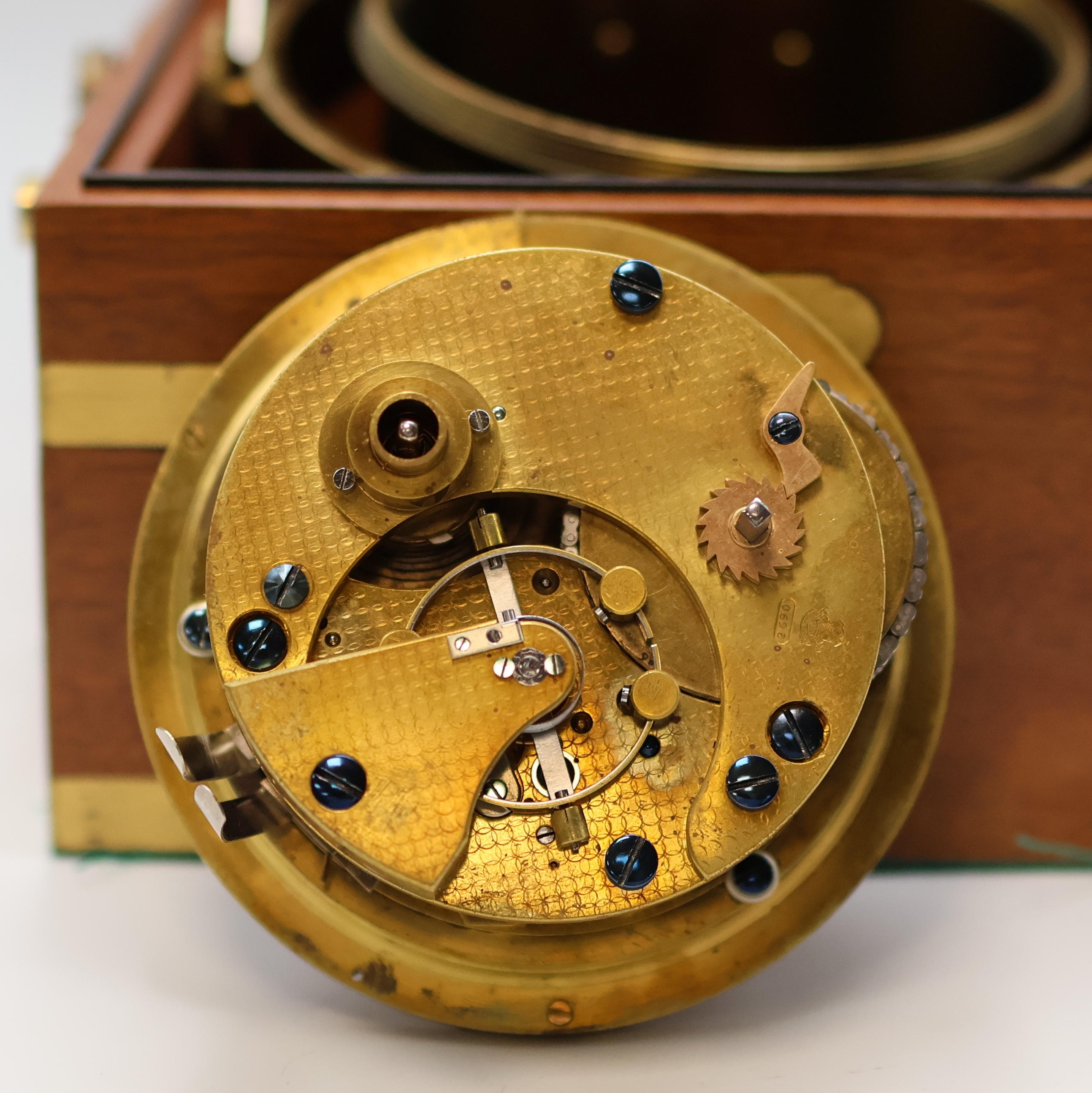 Detail f: ULYSSE NARDIN Marinechronometer Nummer 2690, 1930 geprüft am Observatorium Neuchatel, Schweiz um 1930, 3-tlg. Holzkasten rest., orig. Nummer- u. ...
