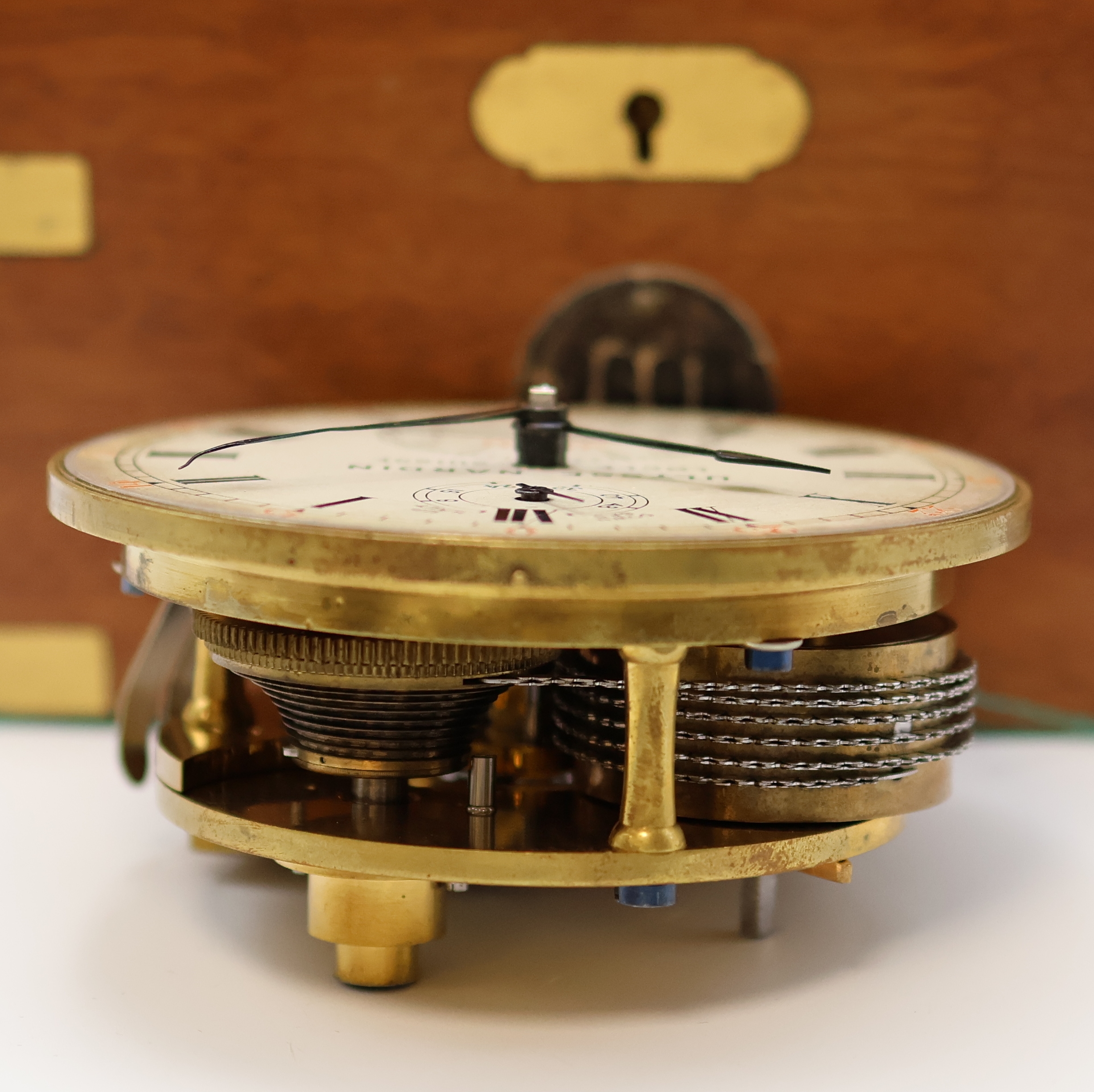 Detail g: ULYSSE NARDIN Marinechronometer Nummer 2690, 1930 geprüft am Observatorium Neuchatel, Schweiz um 1930, 3-tlg. Holzkasten rest., orig. Nummer- u. ...