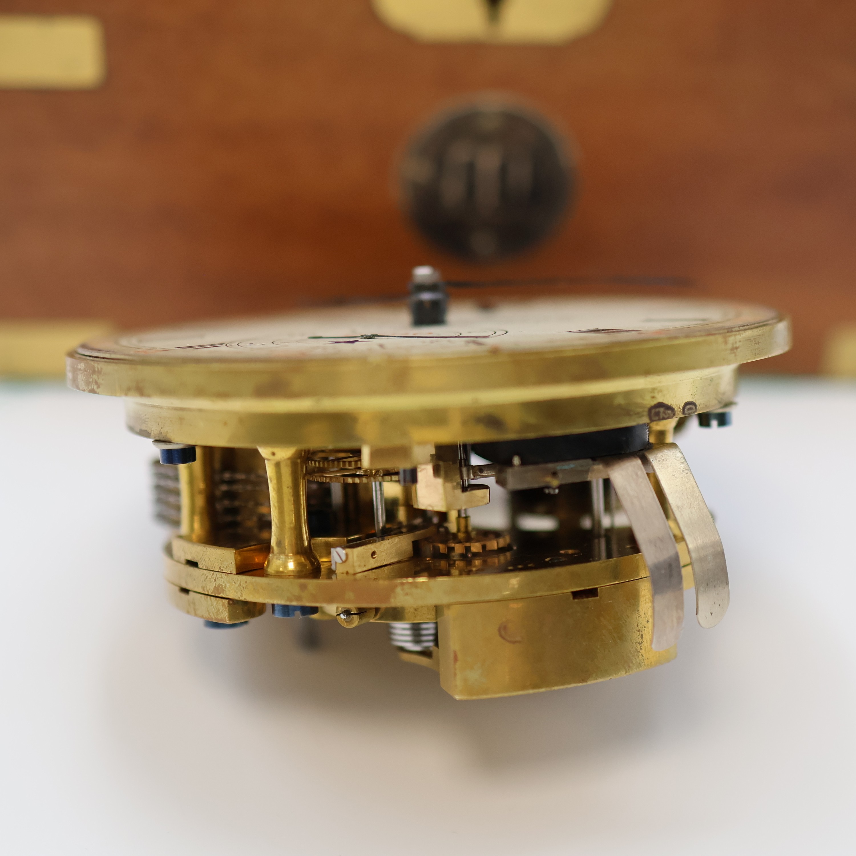 Detail h: ULYSSE NARDIN Marinechronometer Nummer 2690, 1930 geprüft am Observatorium Neuchatel, Schweiz um 1930, 3-tlg. Holzkasten rest., orig. Nummer- u. ...