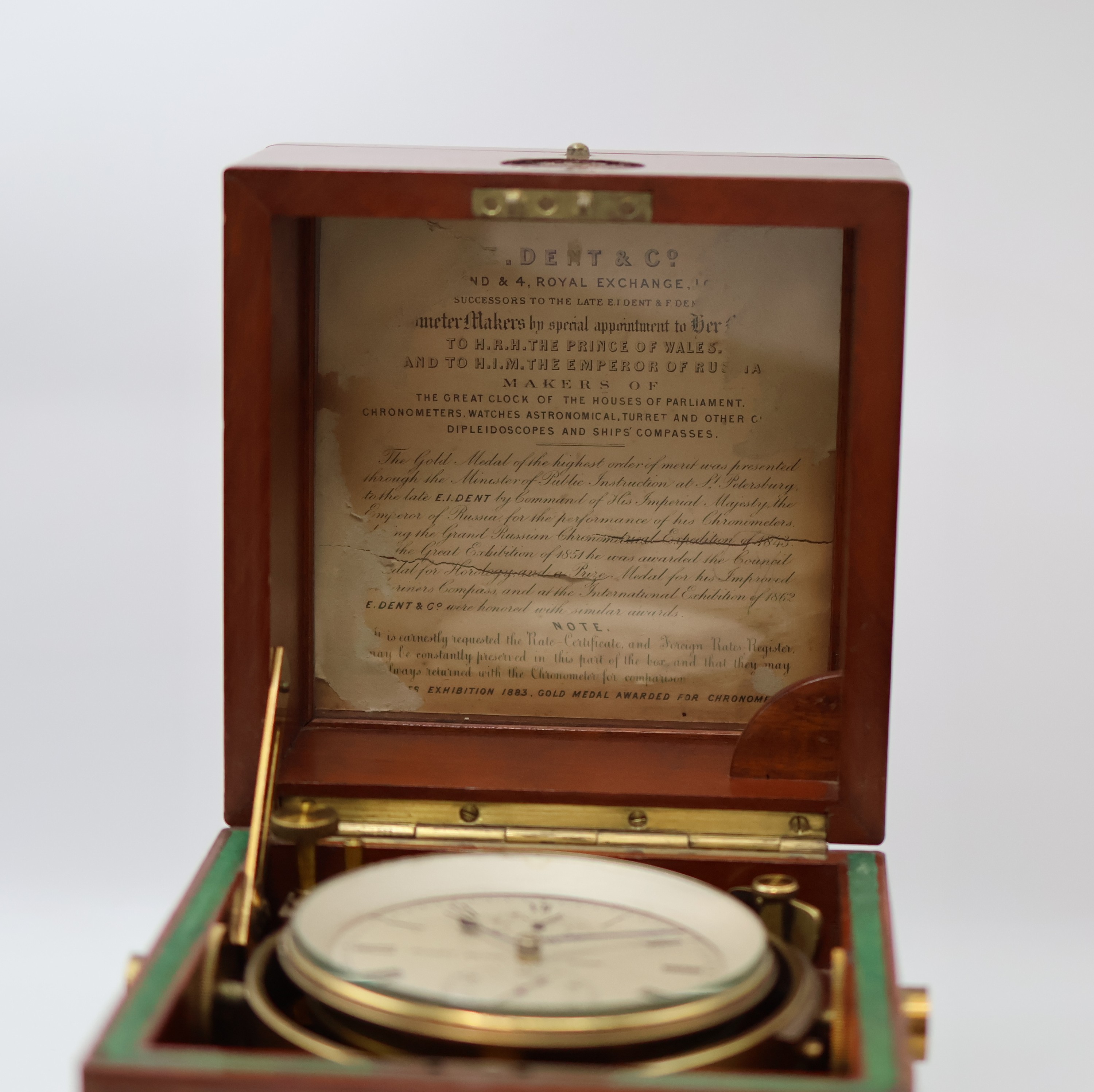 Detail a: E. DENT & Co / Rudolf Bayer, Bonn Marinechronometer mit Transportbox, England/Deutschland um 1900, 3-tlg. Mahagoni-Box im typischen Dent-Design, ...