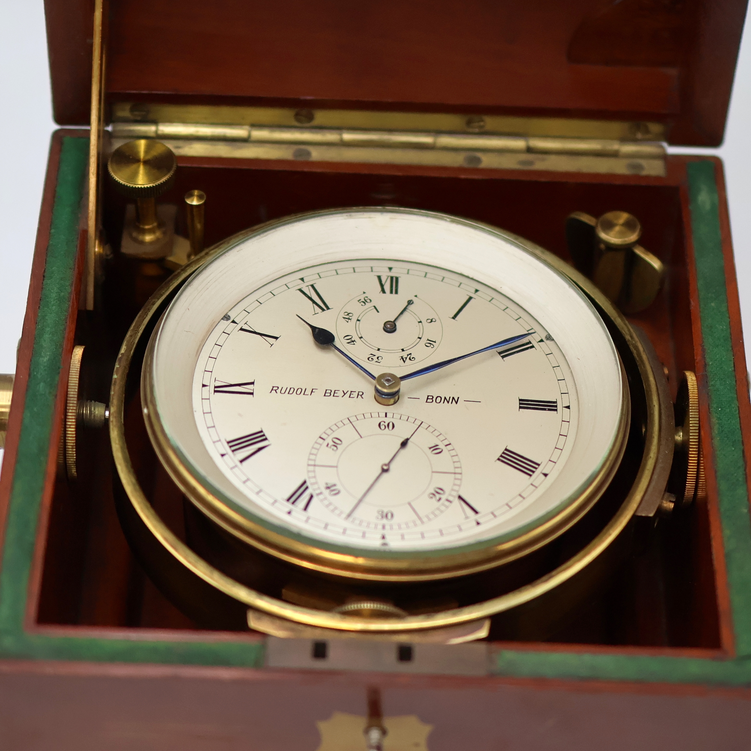 Detail b: E. DENT & Co / Rudolf Bayer, Bonn Marinechronometer mit Transportbox, England/Deutschland um 1900, 3-tlg. Mahagoni-Box im typischen Dent-Design, ...