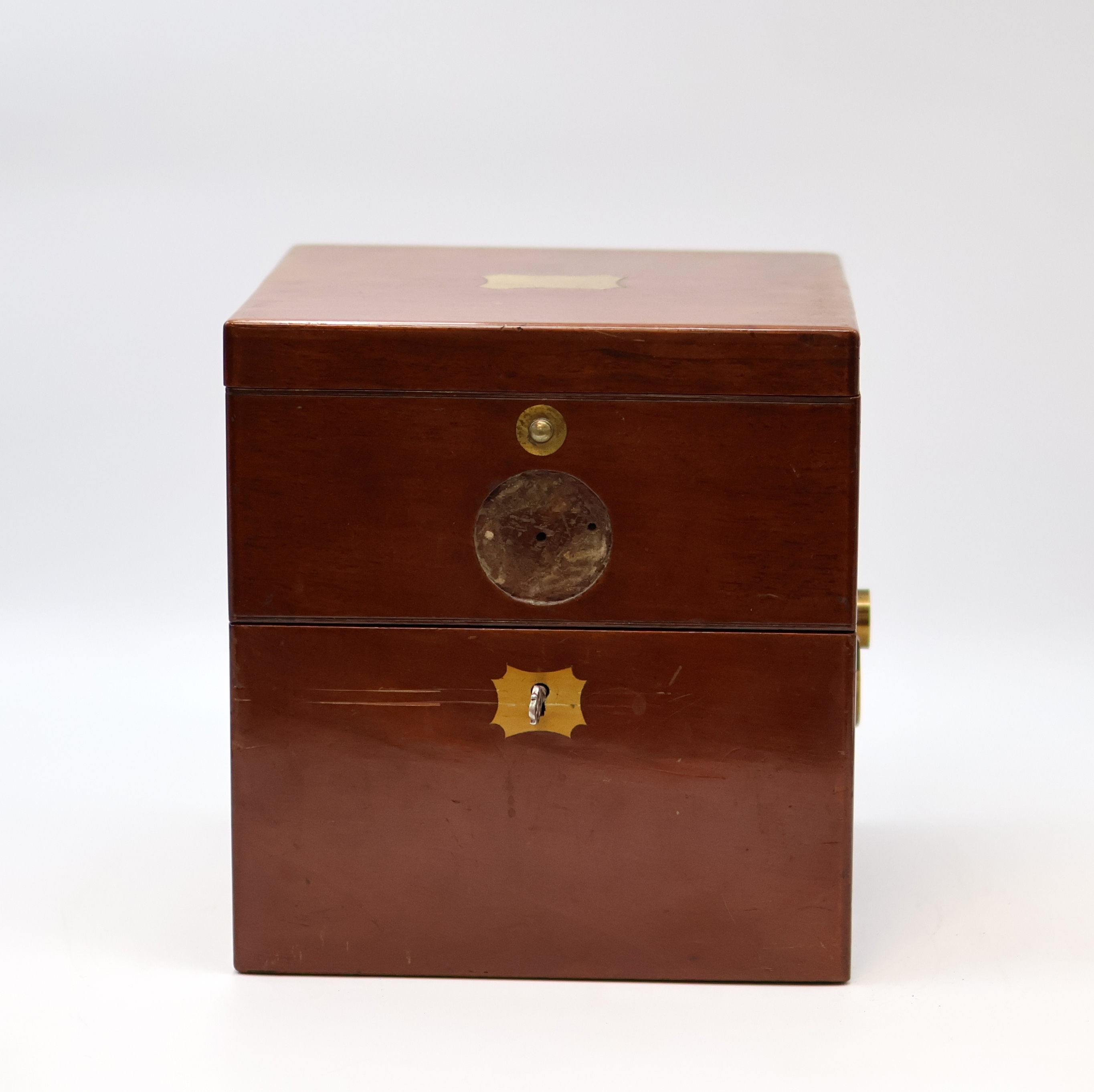 Detail c: E. DENT & Co / Rudolf Bayer, Bonn Marinechronometer mit Transportbox, England/Deutschland um 1900, 3-tlg. Mahagoni-Box im typischen Dent-Design, ...