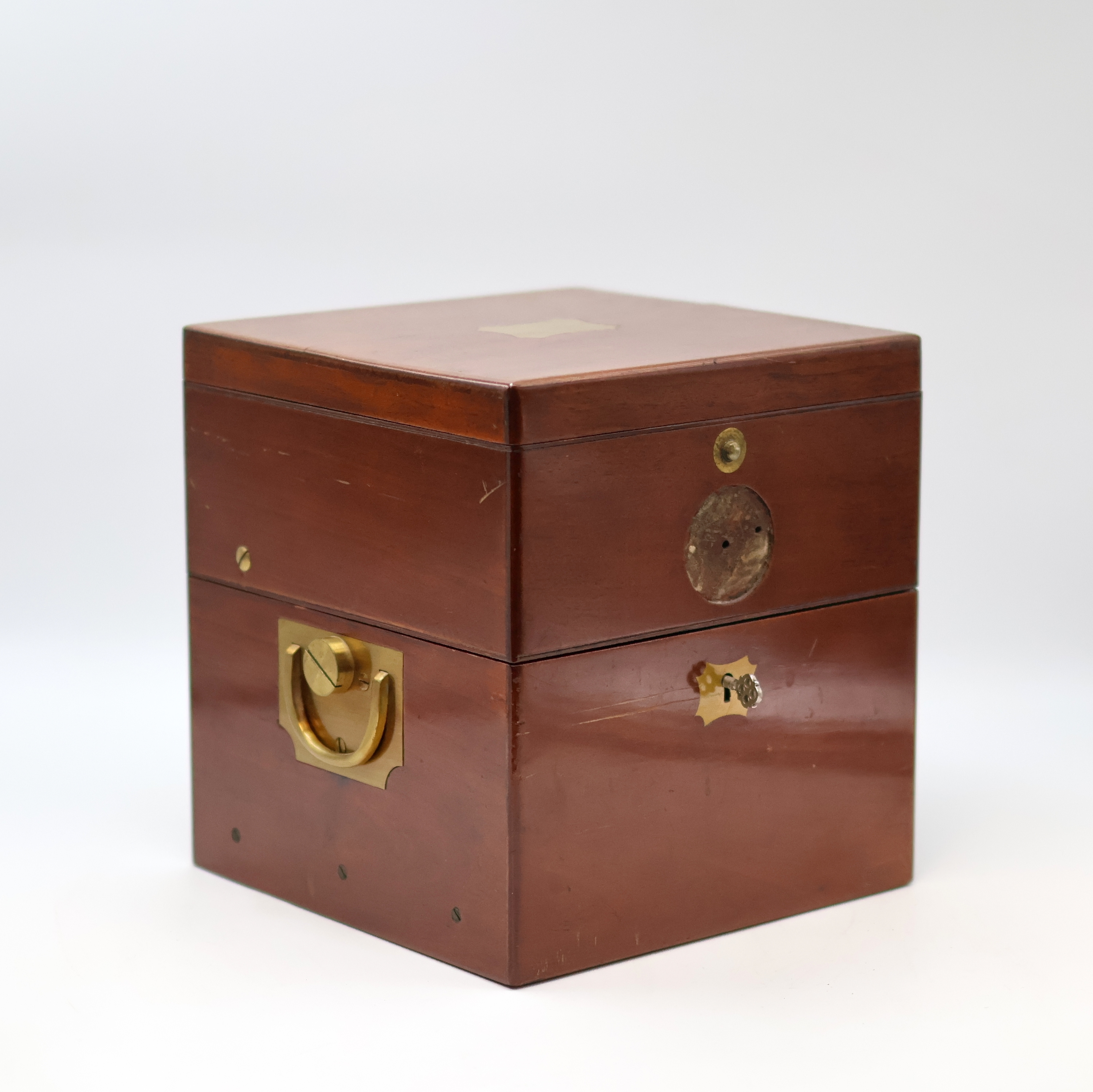 Detail d: E. DENT & Co / Rudolf Bayer, Bonn Marinechronometer mit Transportbox, England/Deutschland um 1900, 3-tlg. Mahagoni-Box im typischen Dent-Design, ...