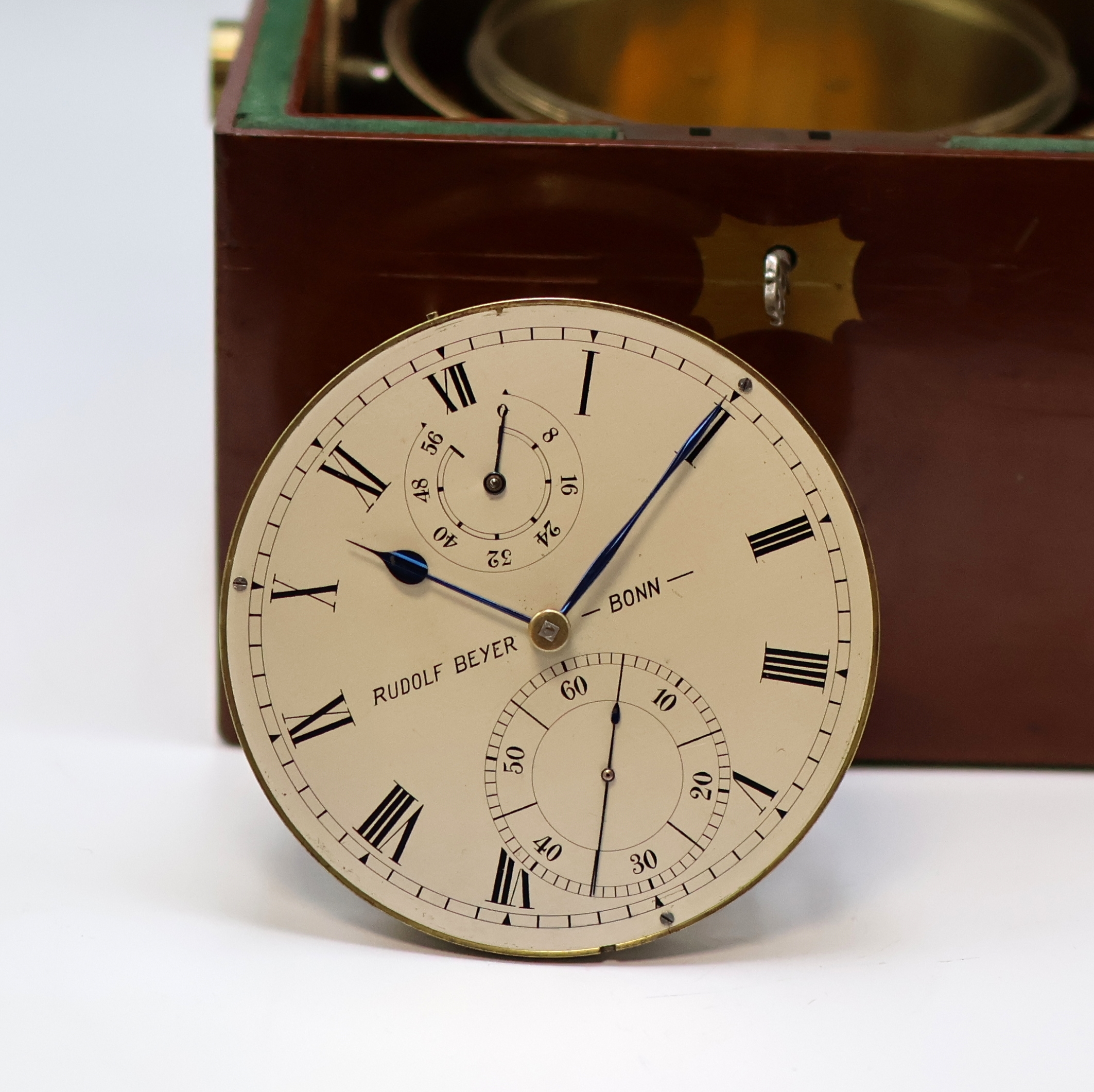 Detail e: E. DENT & Co / Rudolf Bayer, Bonn Marinechronometer mit Transportbox, England/Deutschland um 1900, 3-tlg. Mahagoni-Box im typischen Dent-Design, ...